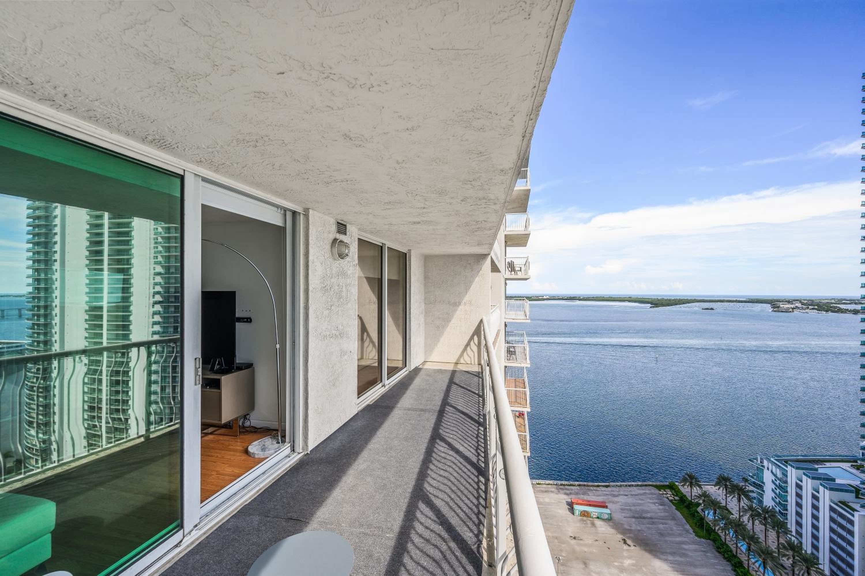 Amazing High Rise at Brickell with Pool View