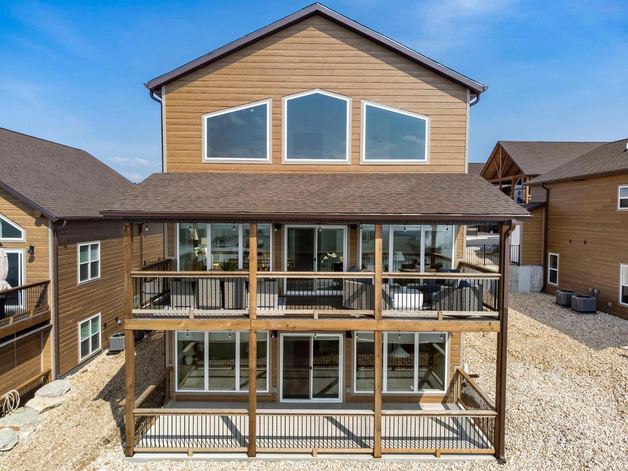 Panoramic Lake Views, Free Silver Dollar City Tickets, Stunning Decor