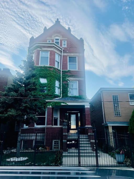 Private Chicago Garden unit 1BR/1BA view 4