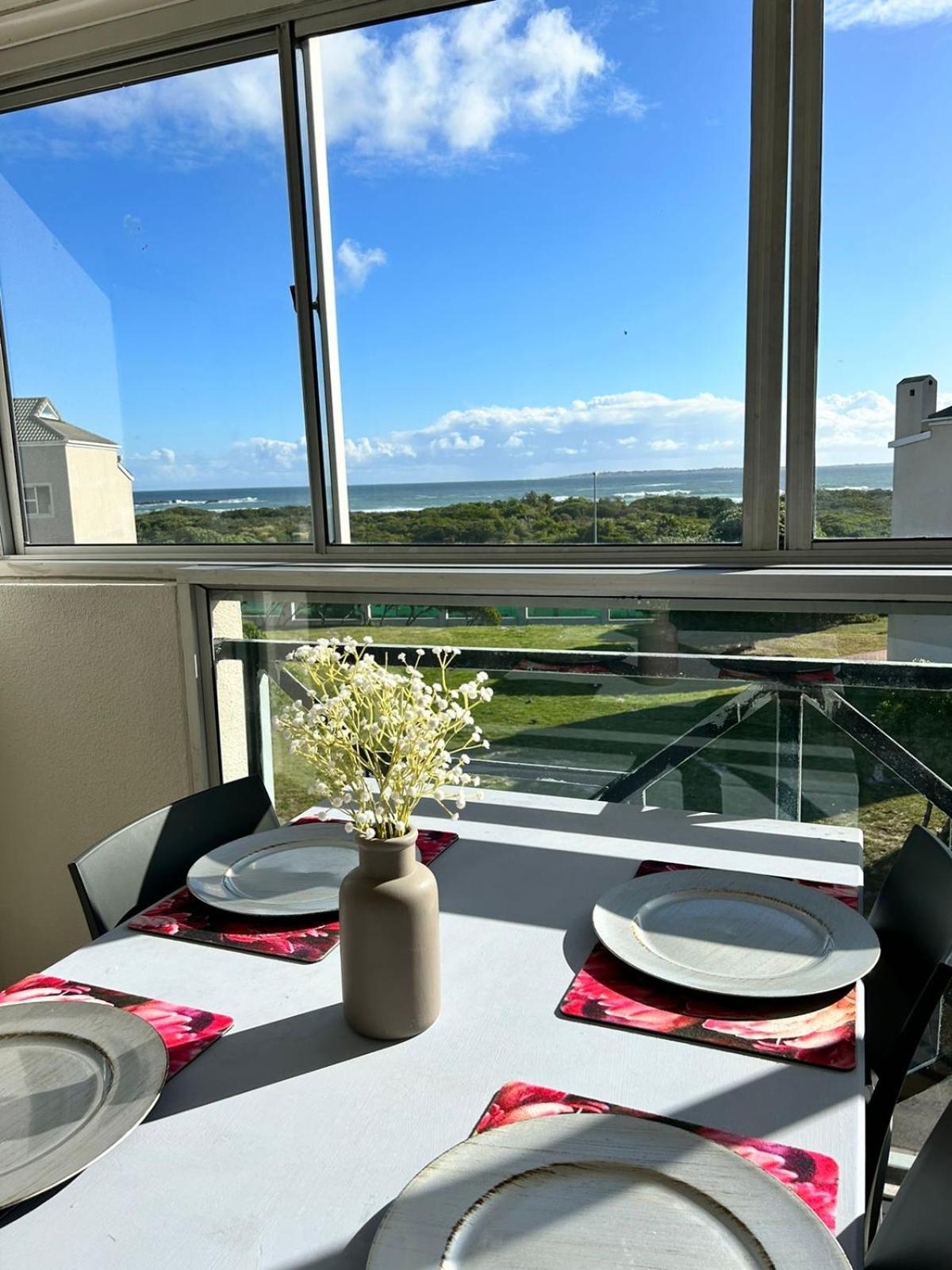 Bella Casa 179 - Atlantic Ocean & Robben Island View - Big Bay Beach Club Apartment