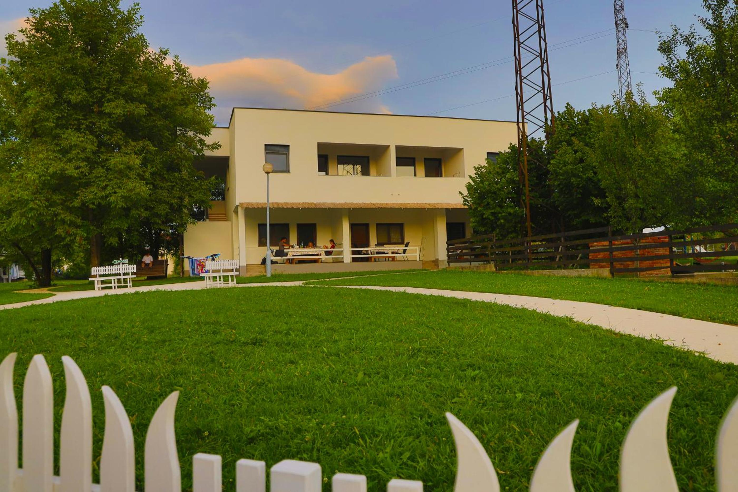 Holiday Homes Pozitiva