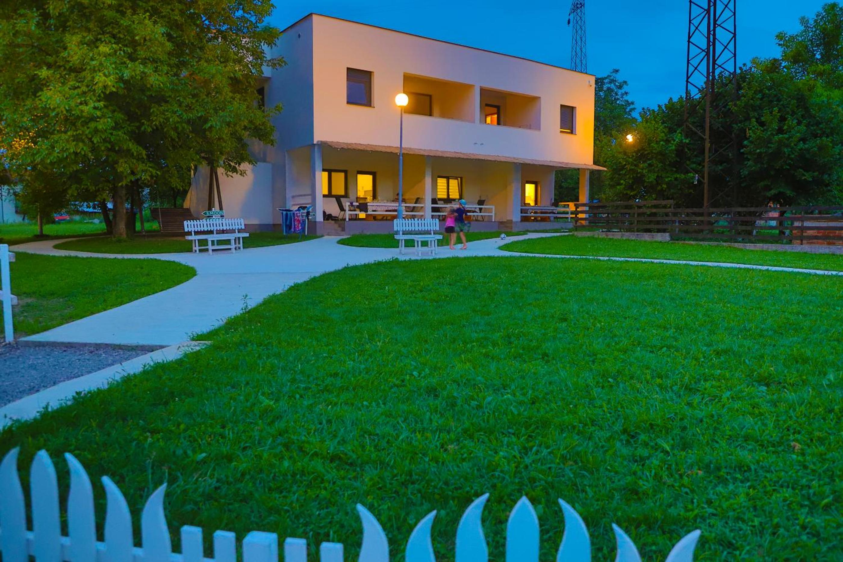 Holiday Homes Pozitiva