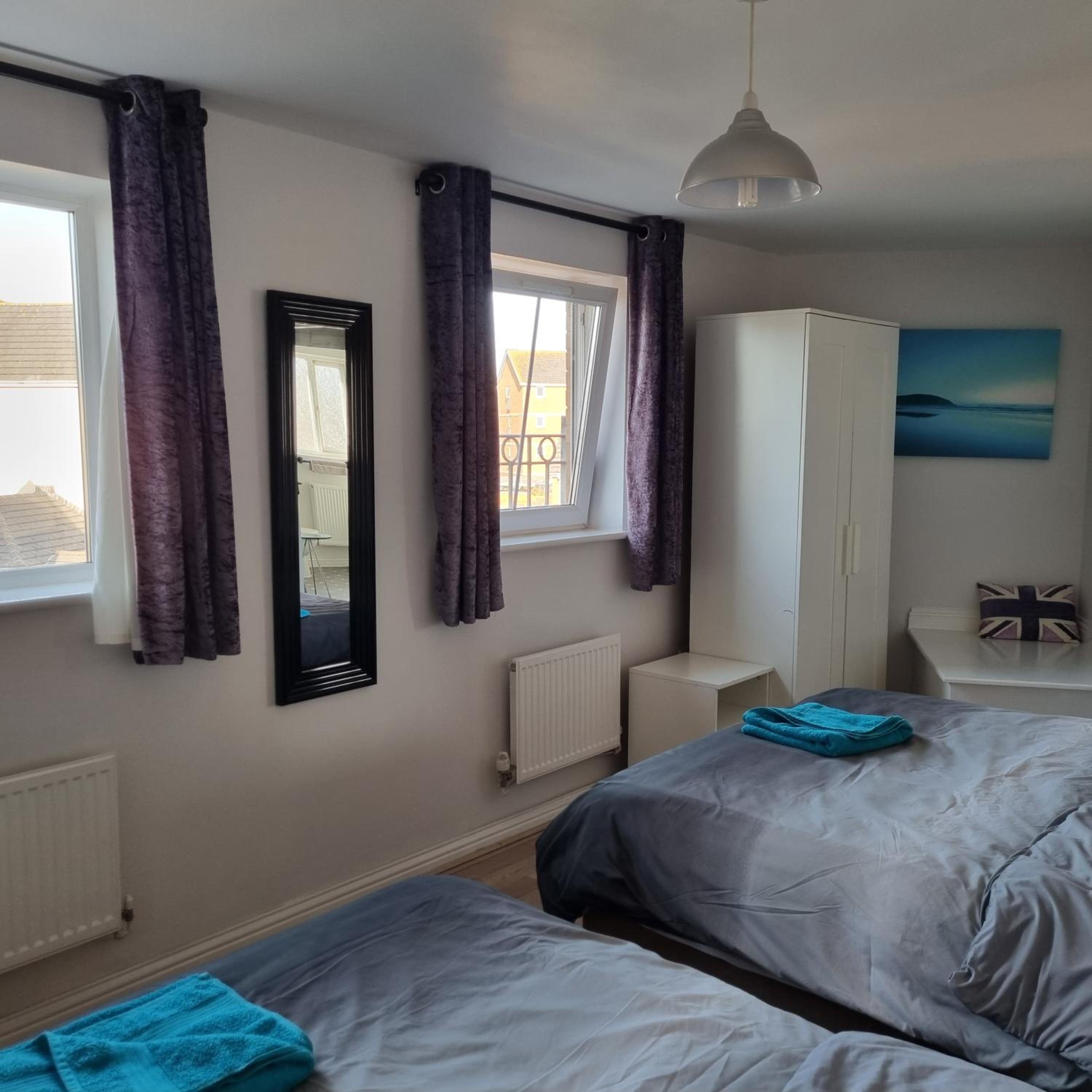Sea Escape The Tardiis Beachfront location Aberavon beach Exclusive contractor booking 4 bed Driveway parking view 5