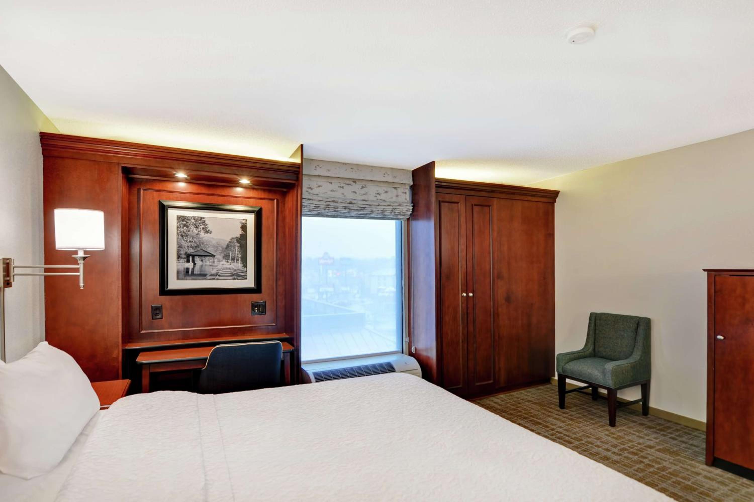 Beckley Vacations - Hampton Inn Beckley - Property Image 41