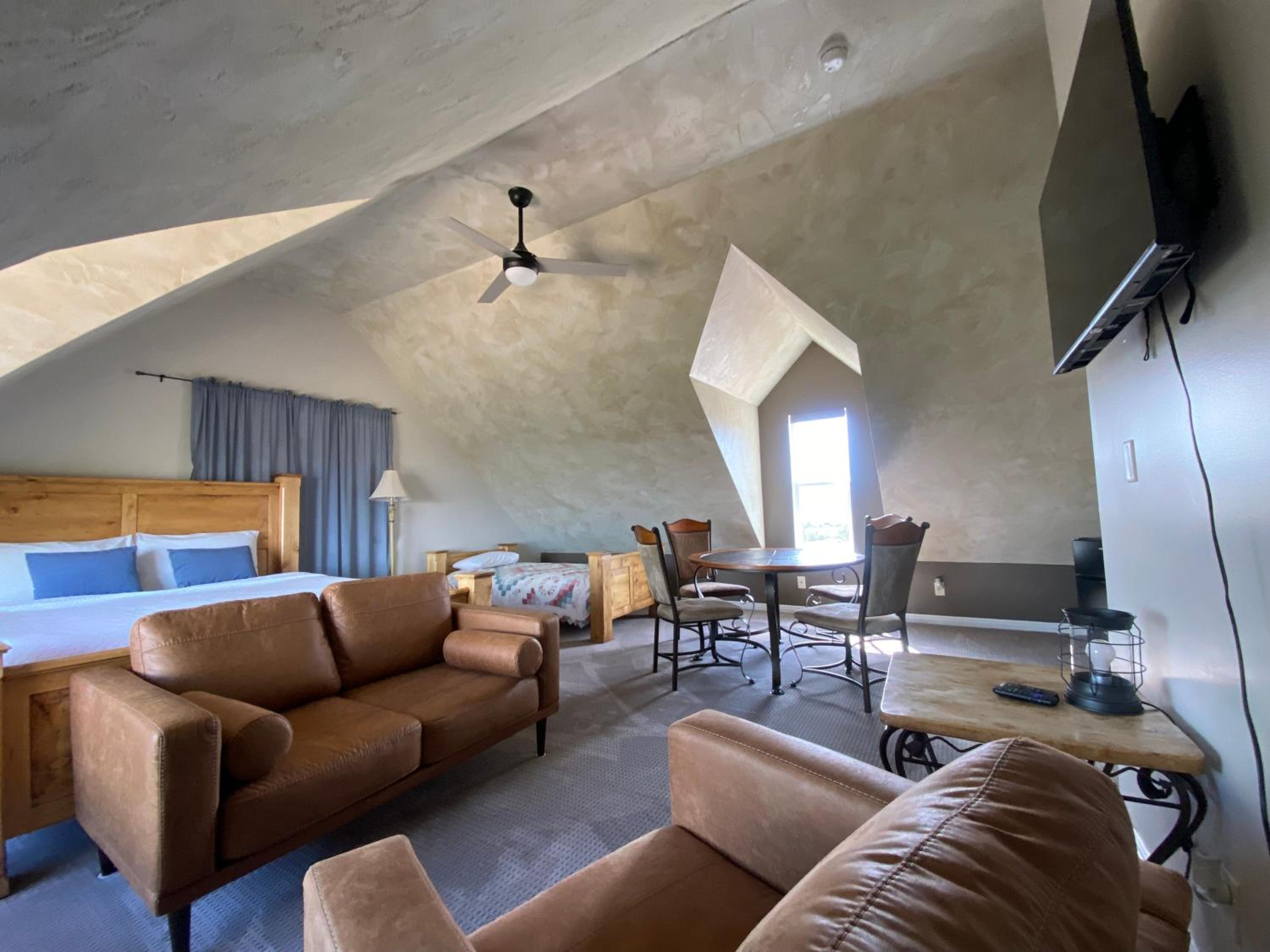 SkyRidge Inn