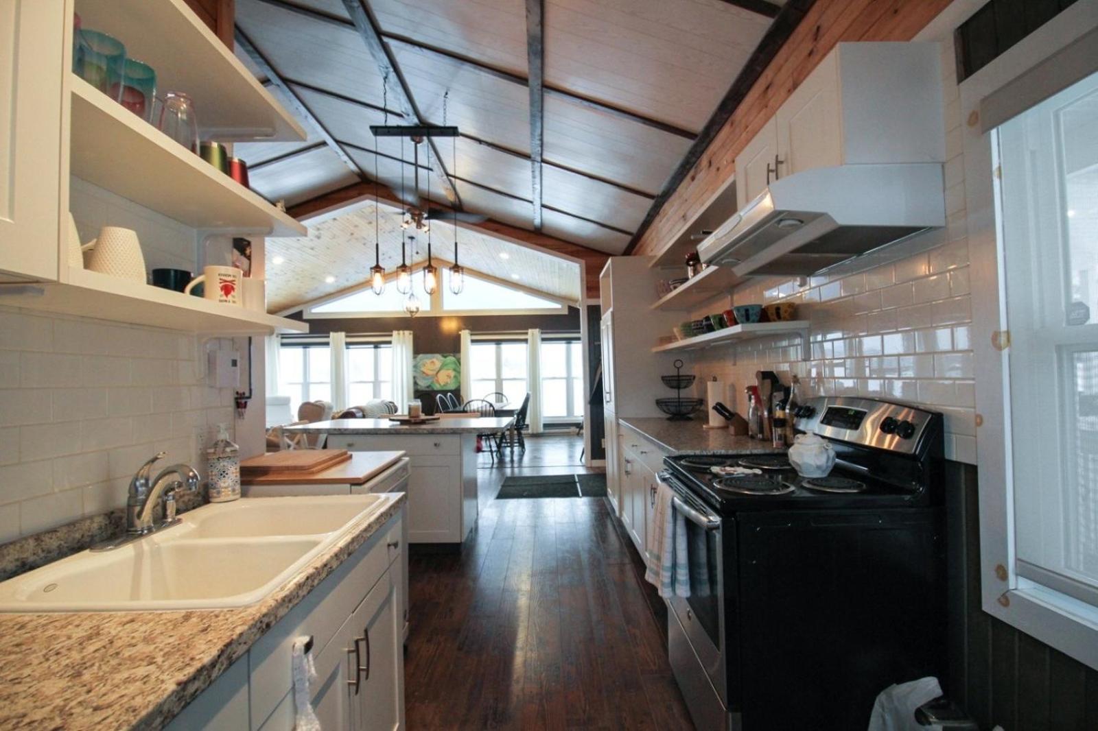 Le Duc on the Lake - Cozy waterfront Cottage