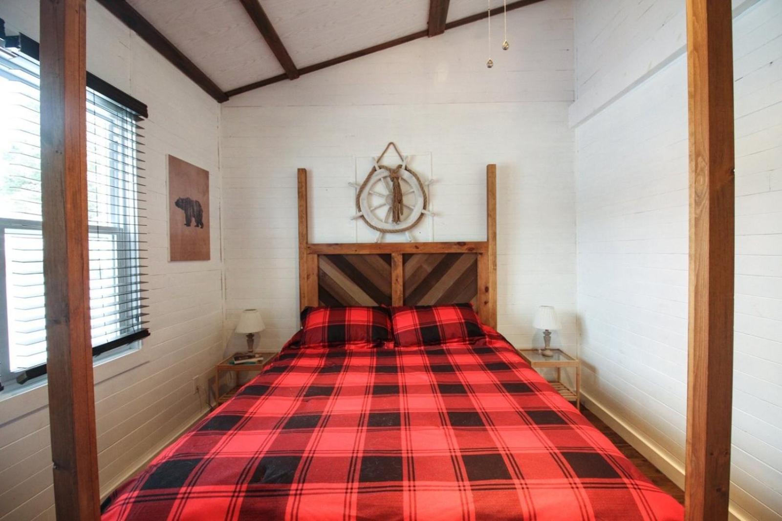 Le Duc on the Lake - Cozy waterfront Cottage