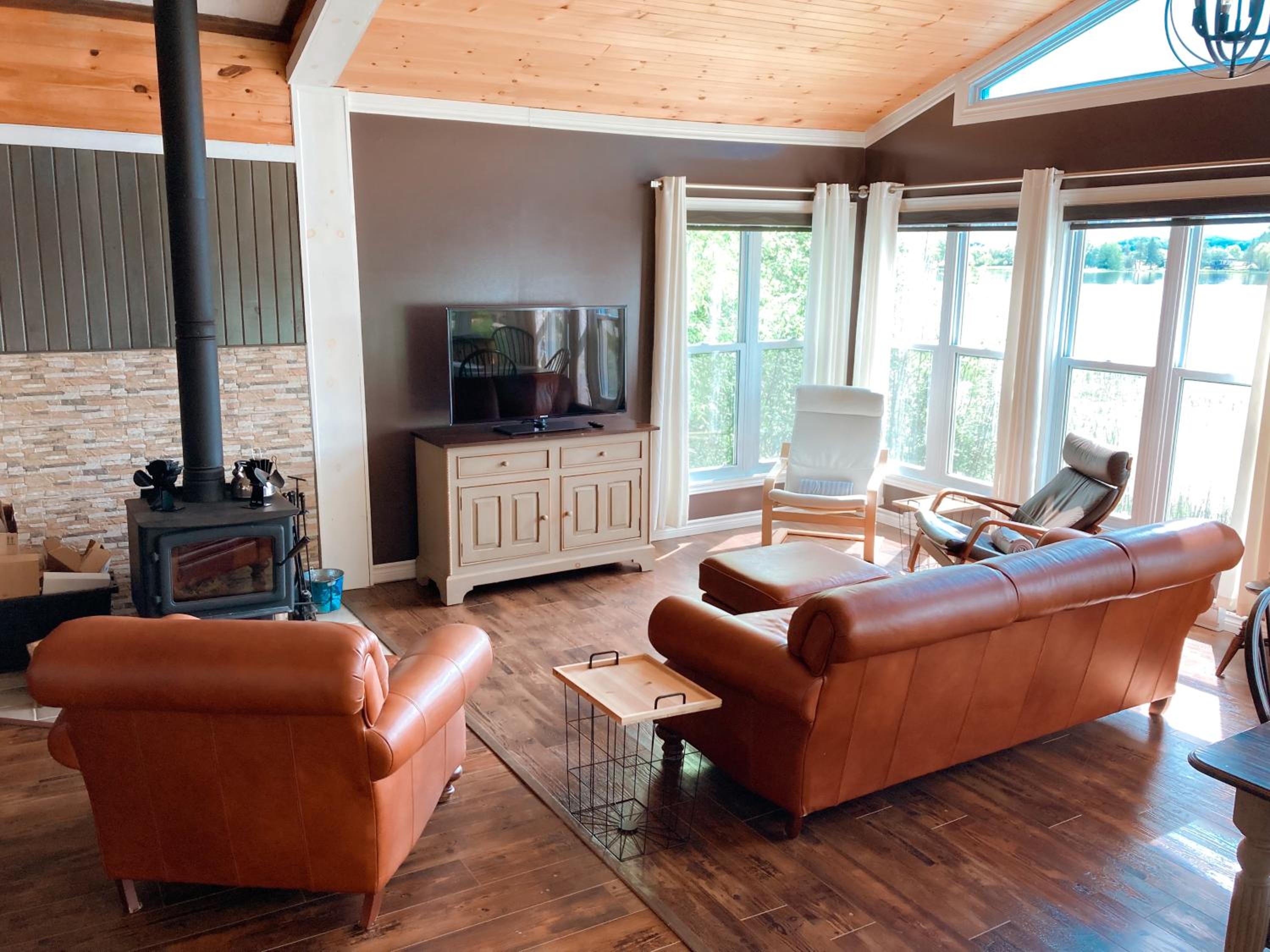 Le Duc on the Lake - Cozy waterfront Cottage