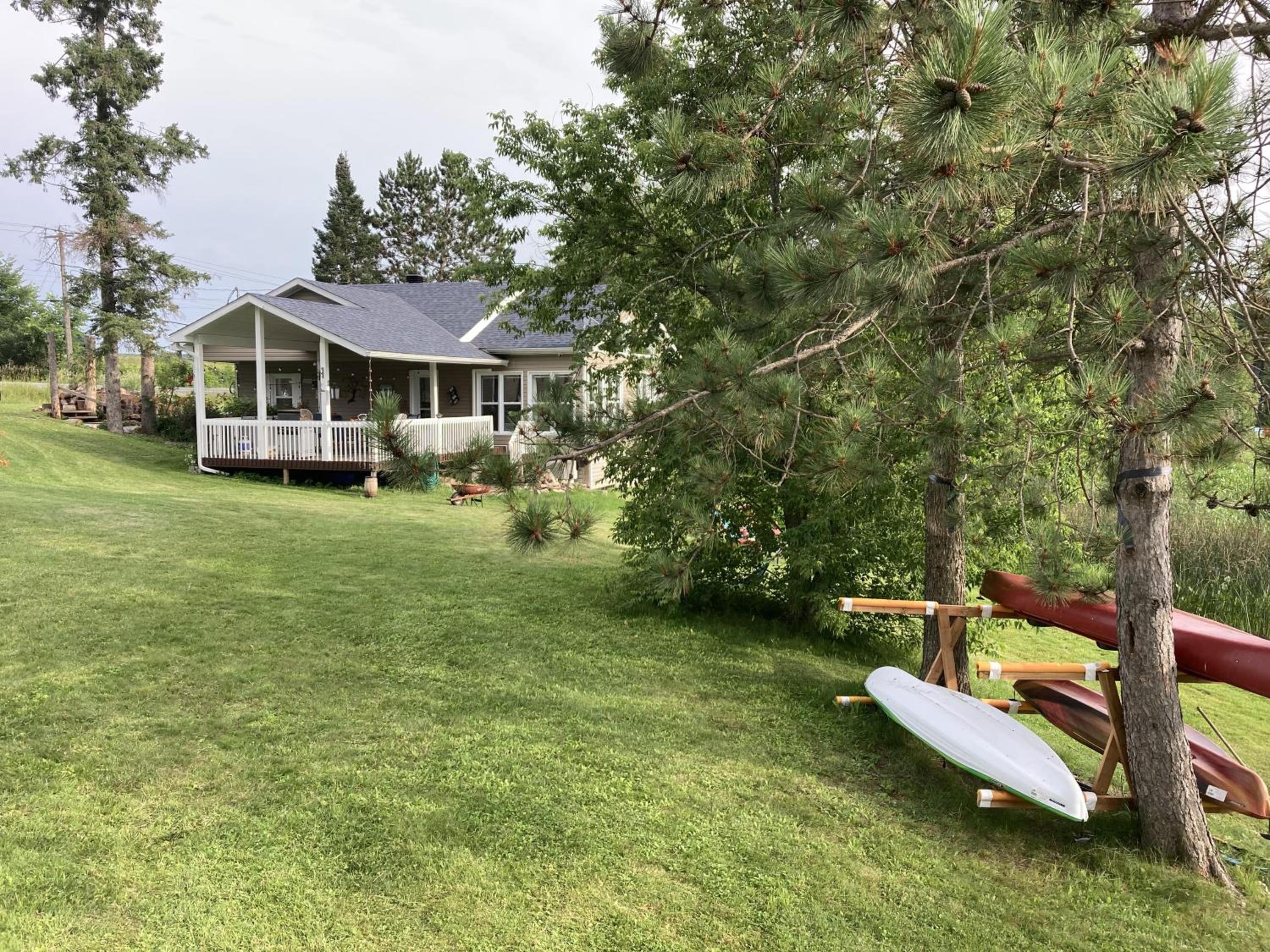 Le Duc on the Lake - Cozy waterfront Cottage