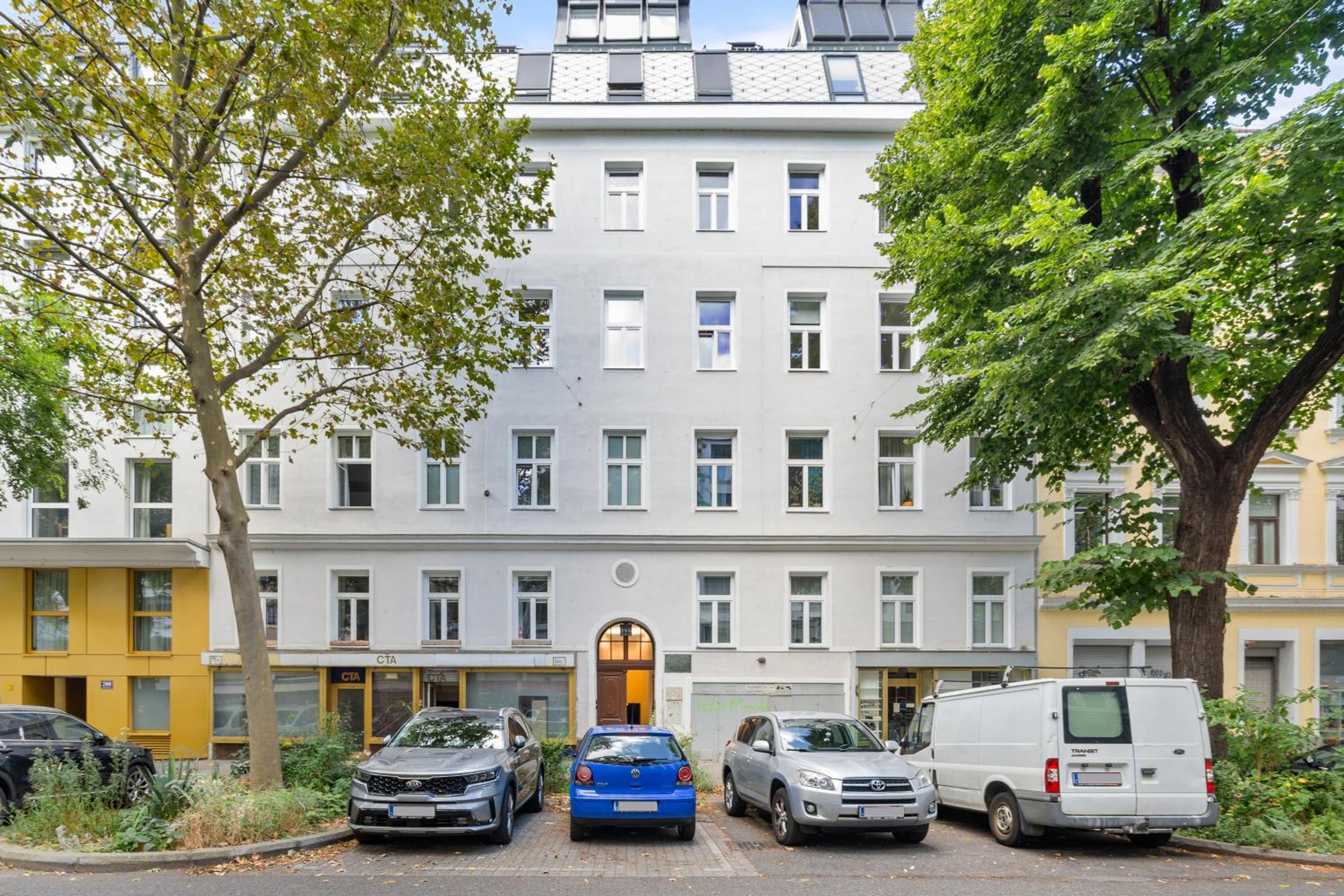 Central Vienna Apartment with Garden View