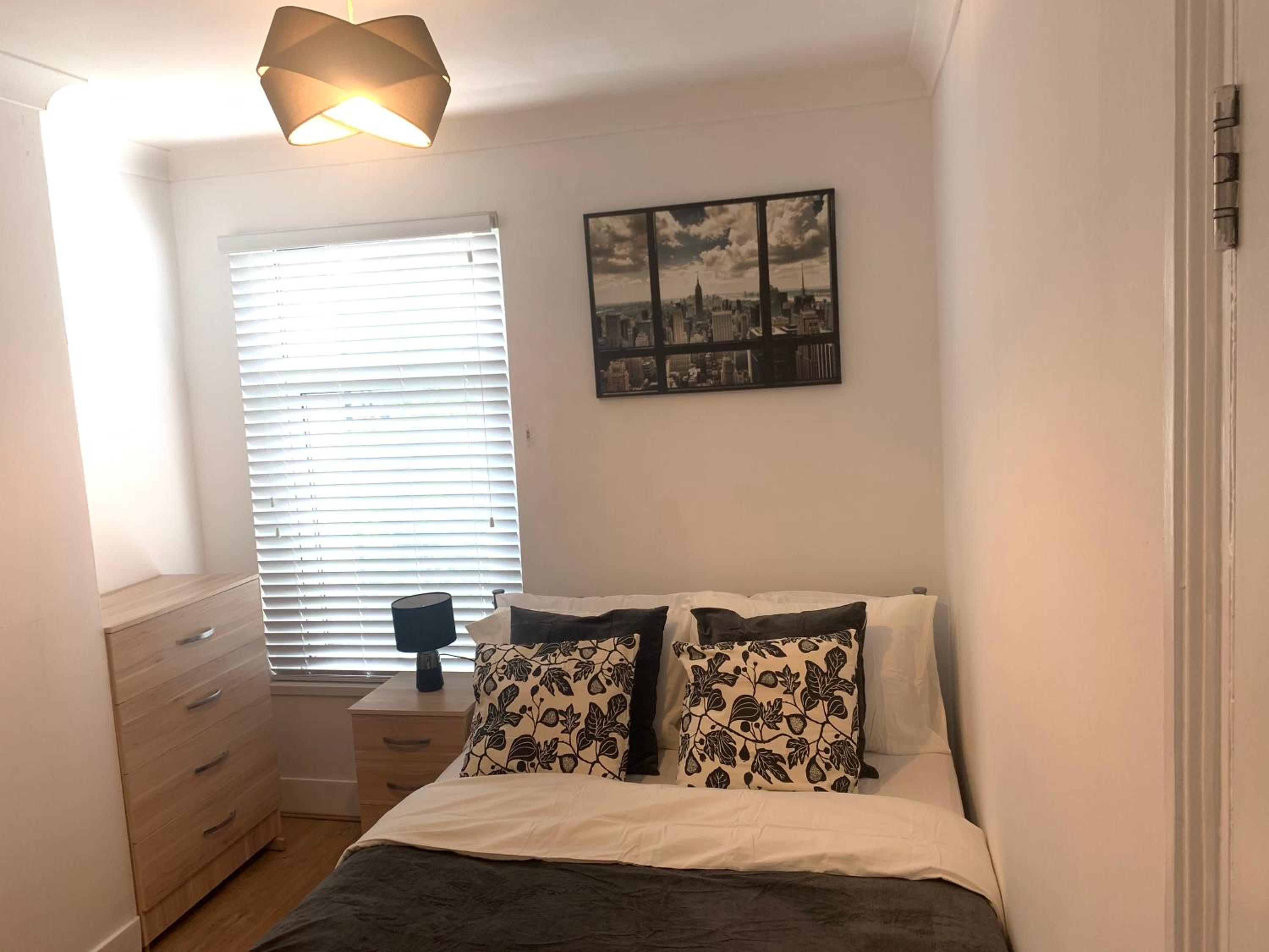 Central Stratford Cozy Double Room view 3
