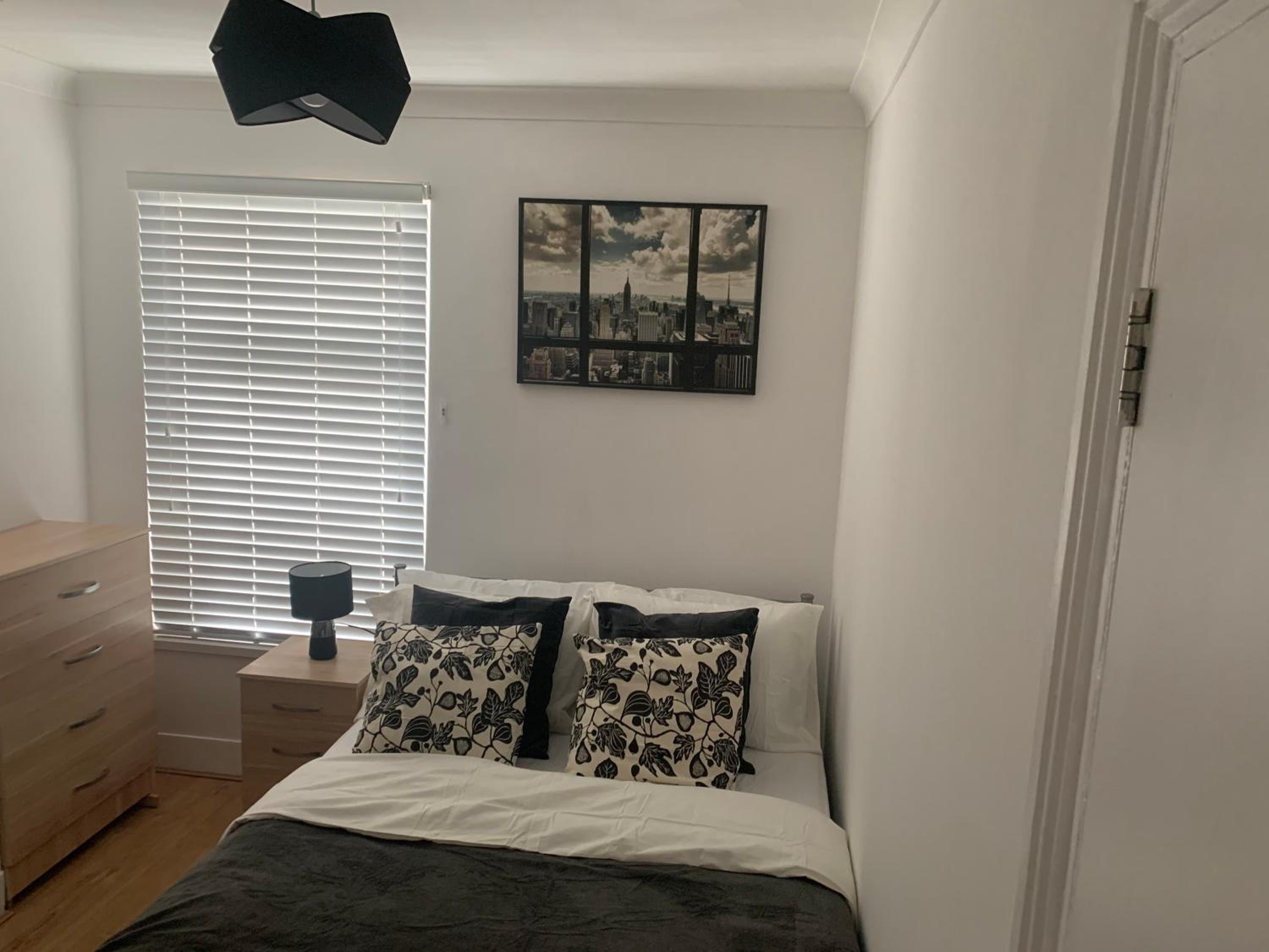 Central Stratford Cozy Double Room view 4