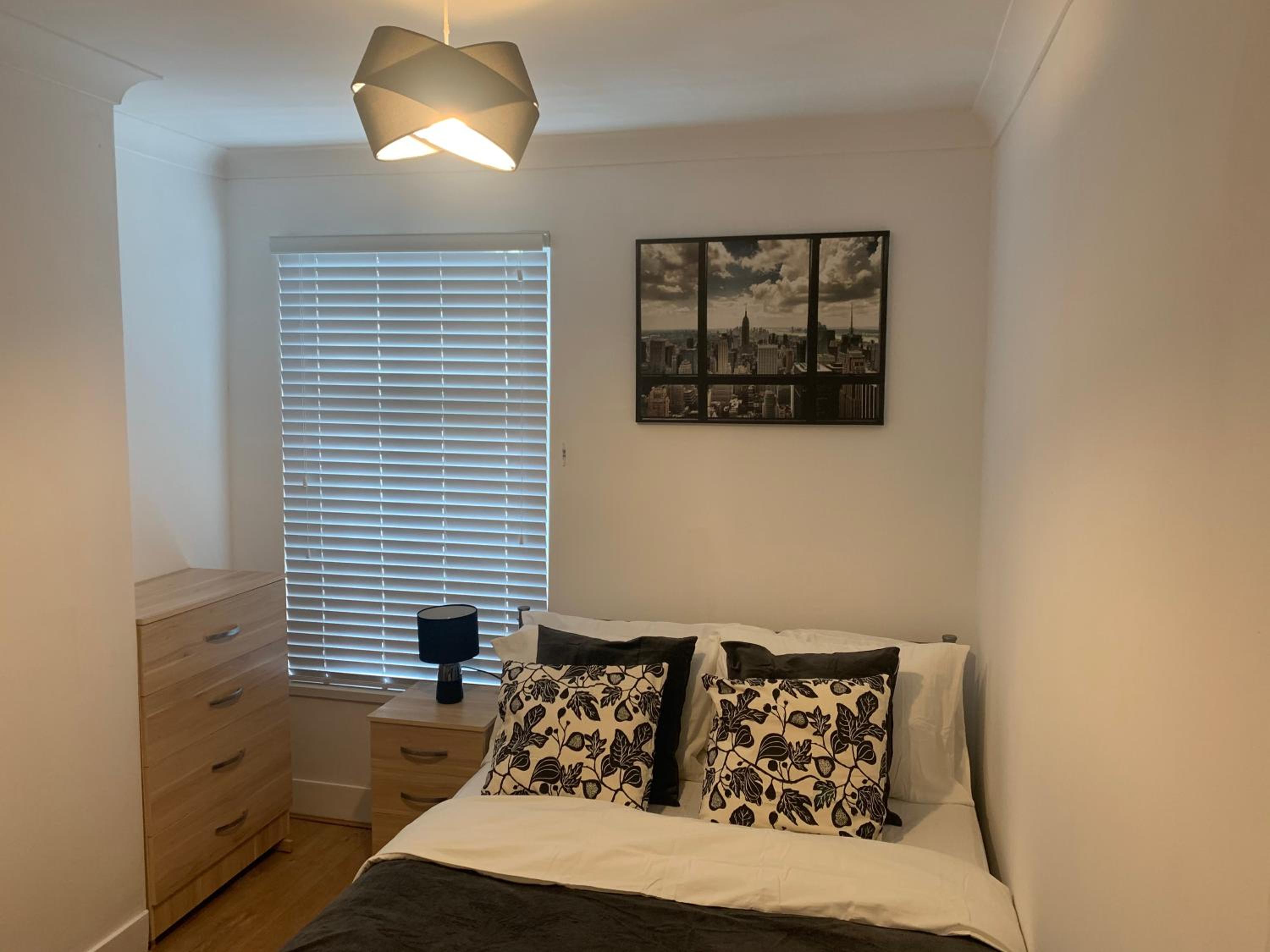Central Stratford Cozy Double Room view 5