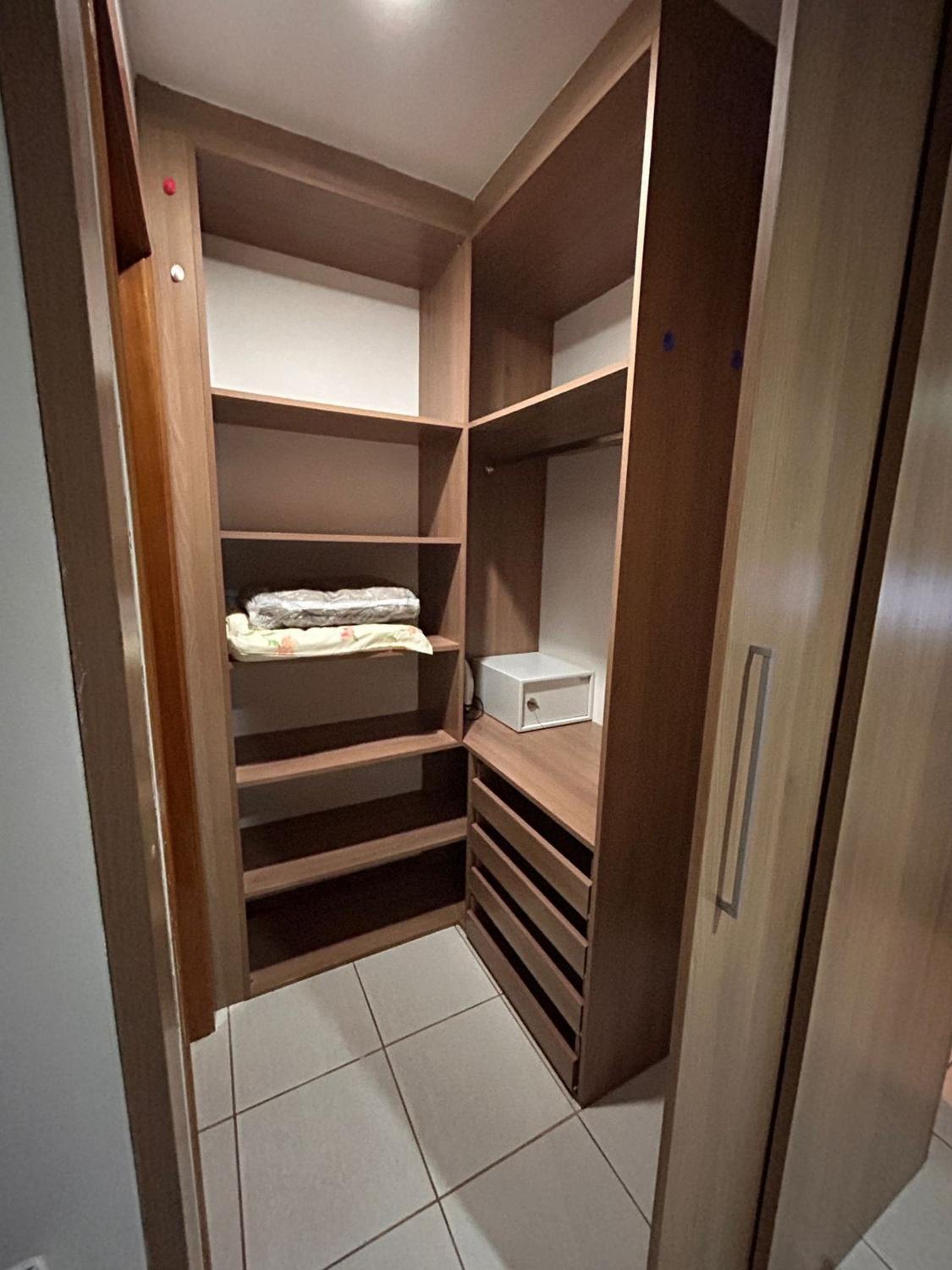 B2014 Flat área central em andar alto