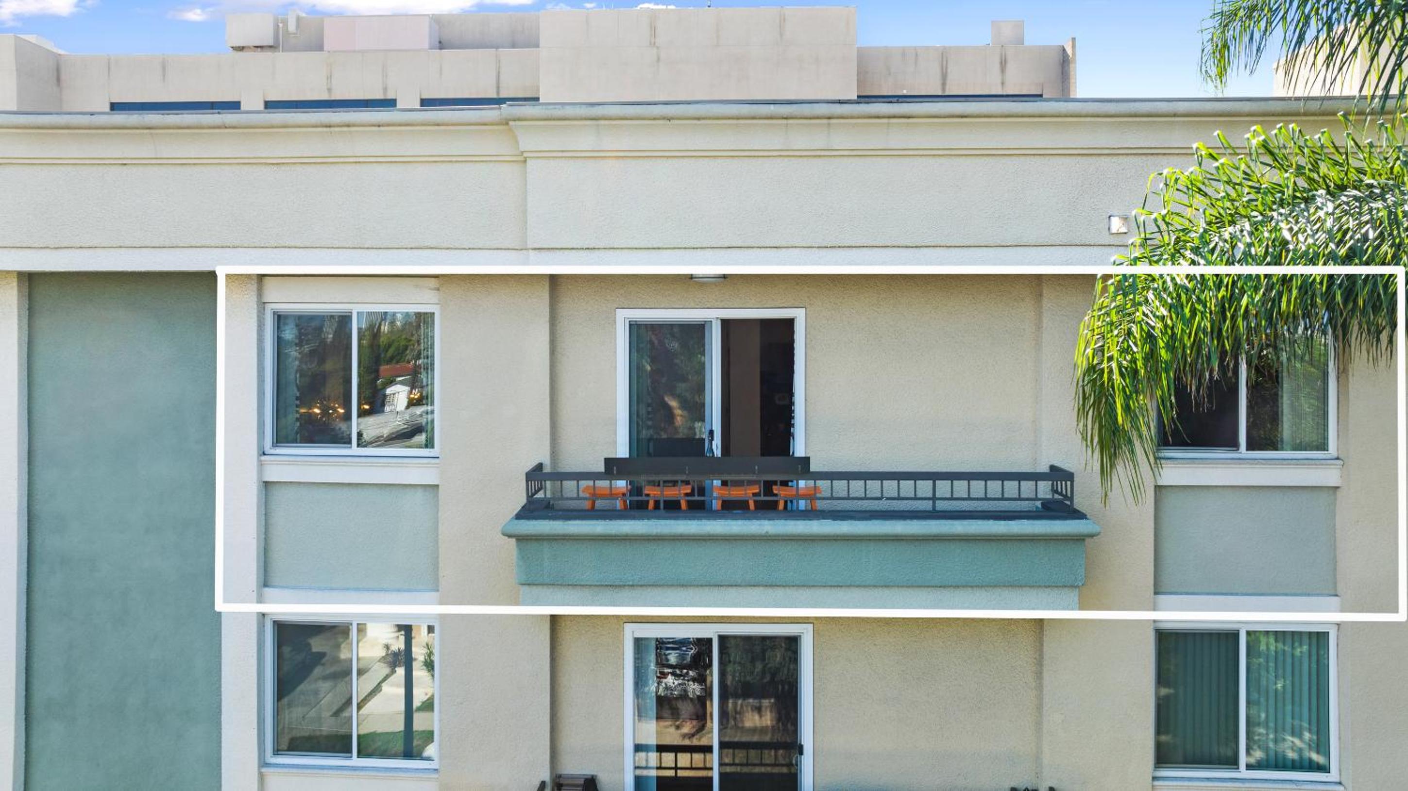 Beverly Hills 2 bed 2 bath Penthouse with Den and Parking 414