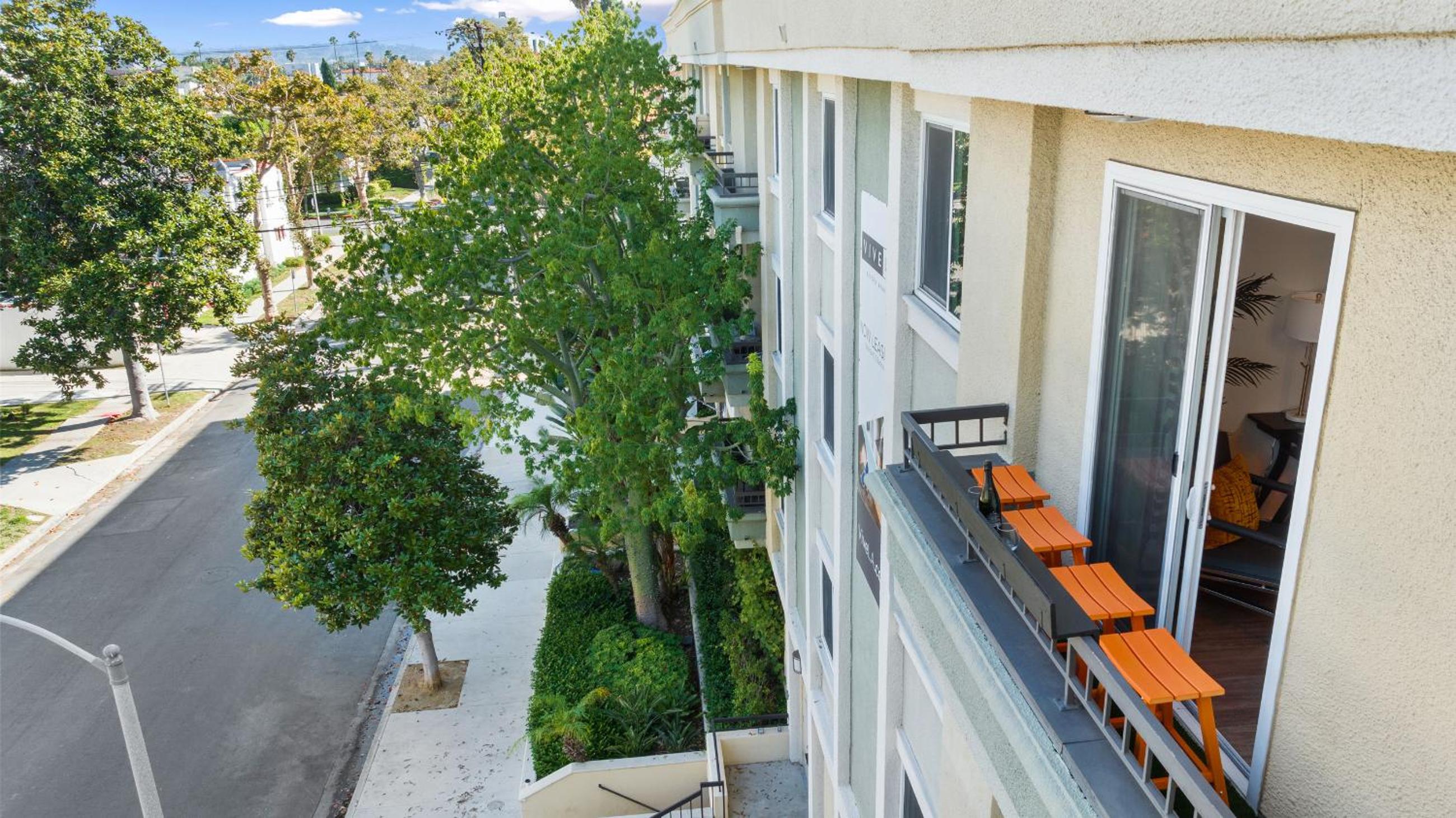 Beverly Hills 2 bed 2 bath Penthouse with Den and Parking 414