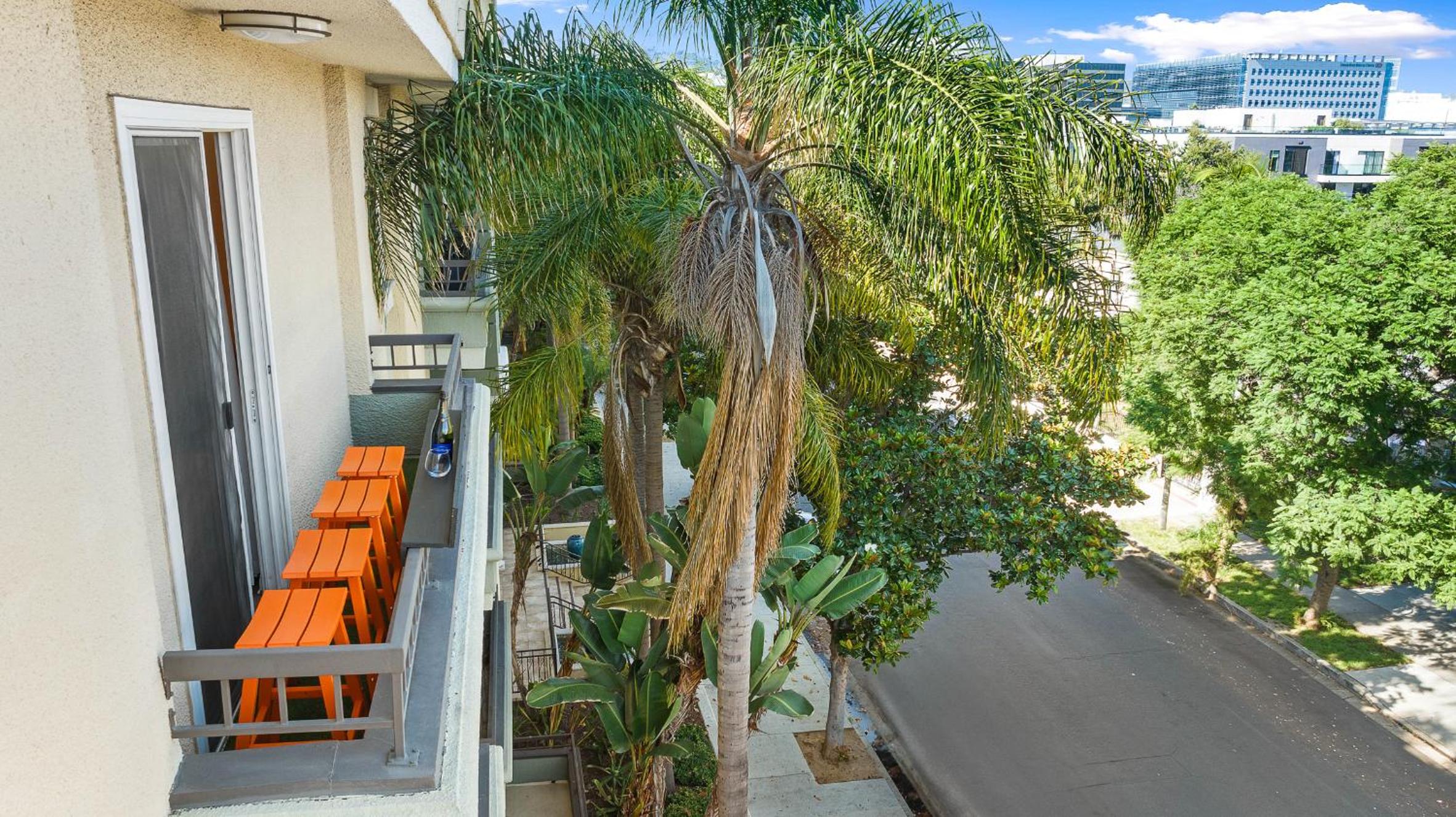 Beverly Hills 2 bed 2 bath Penthouse with Den and Parking 414