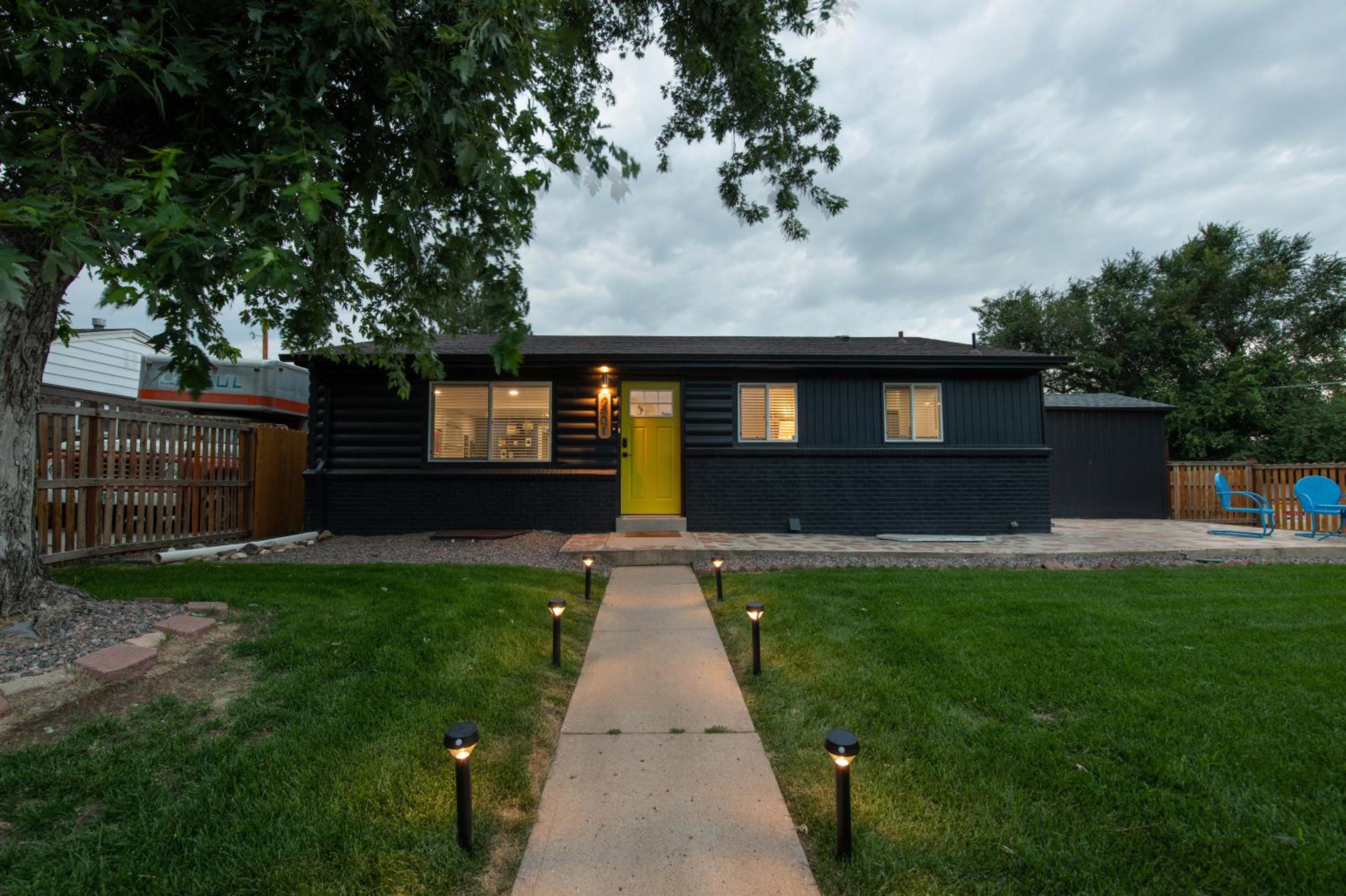 Hotel The Yellow Door House - Central Location Near Downtown Denver - 5 Bedroom 3 Bathroom - Mid Century Design, Game Room, And Hot Tub