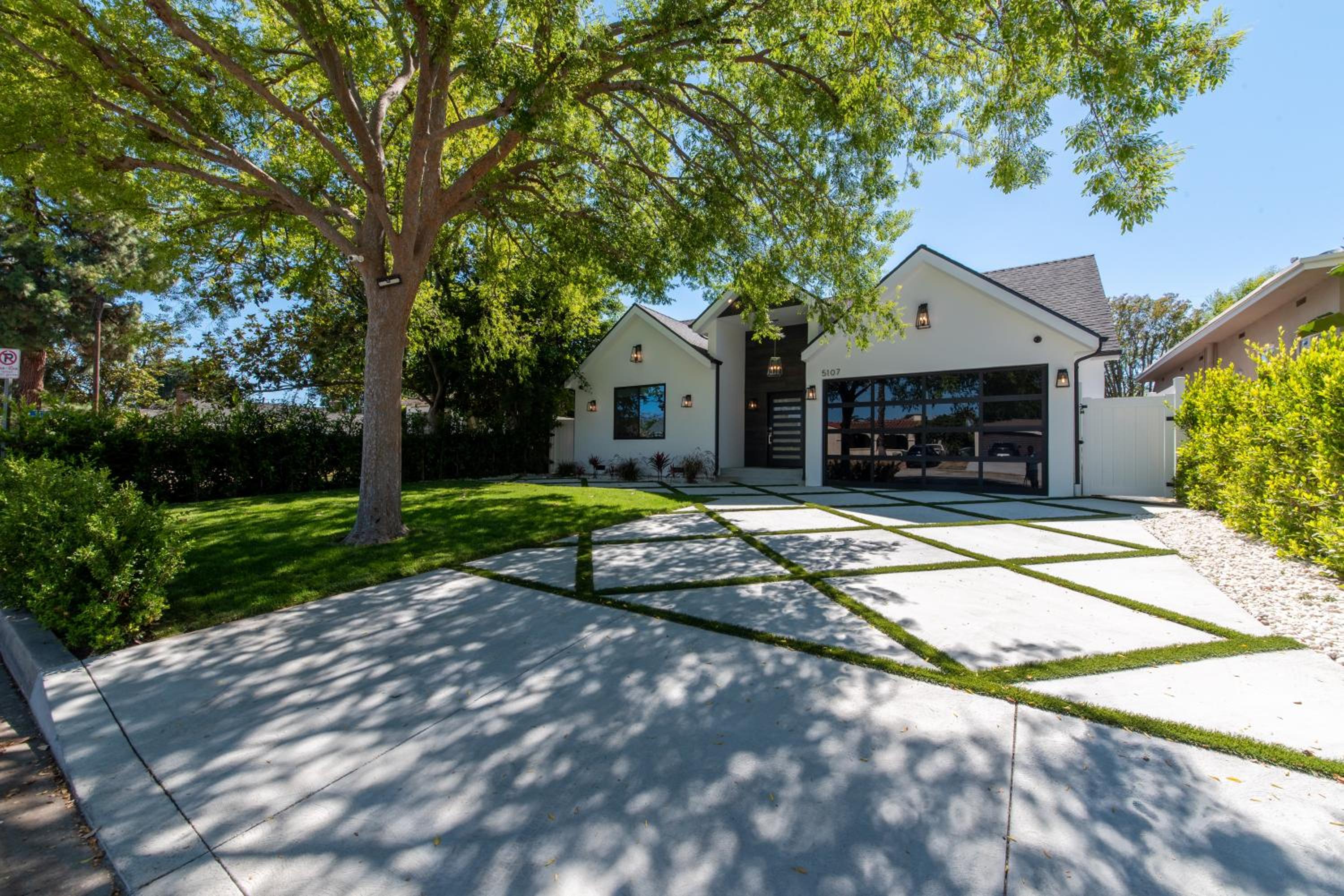 Universal Studio Stellar Home with pool and jacuzzi