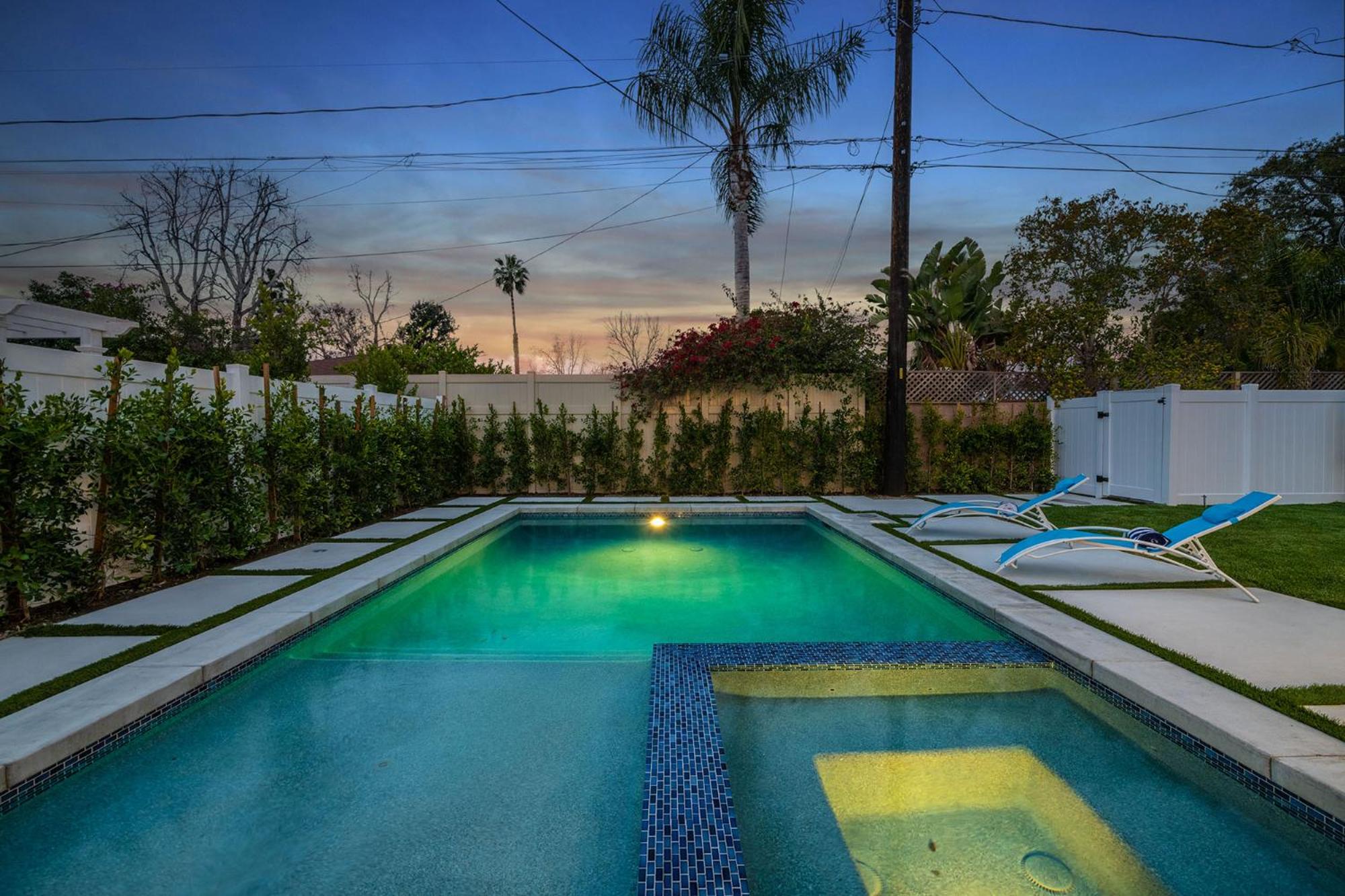 Universal Studio Stellar Home with pool and jacuzzi