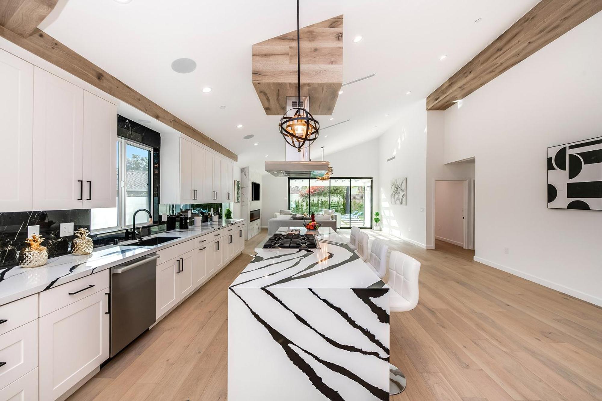 Universal Studio Stellar Home with pool and jacuzzi