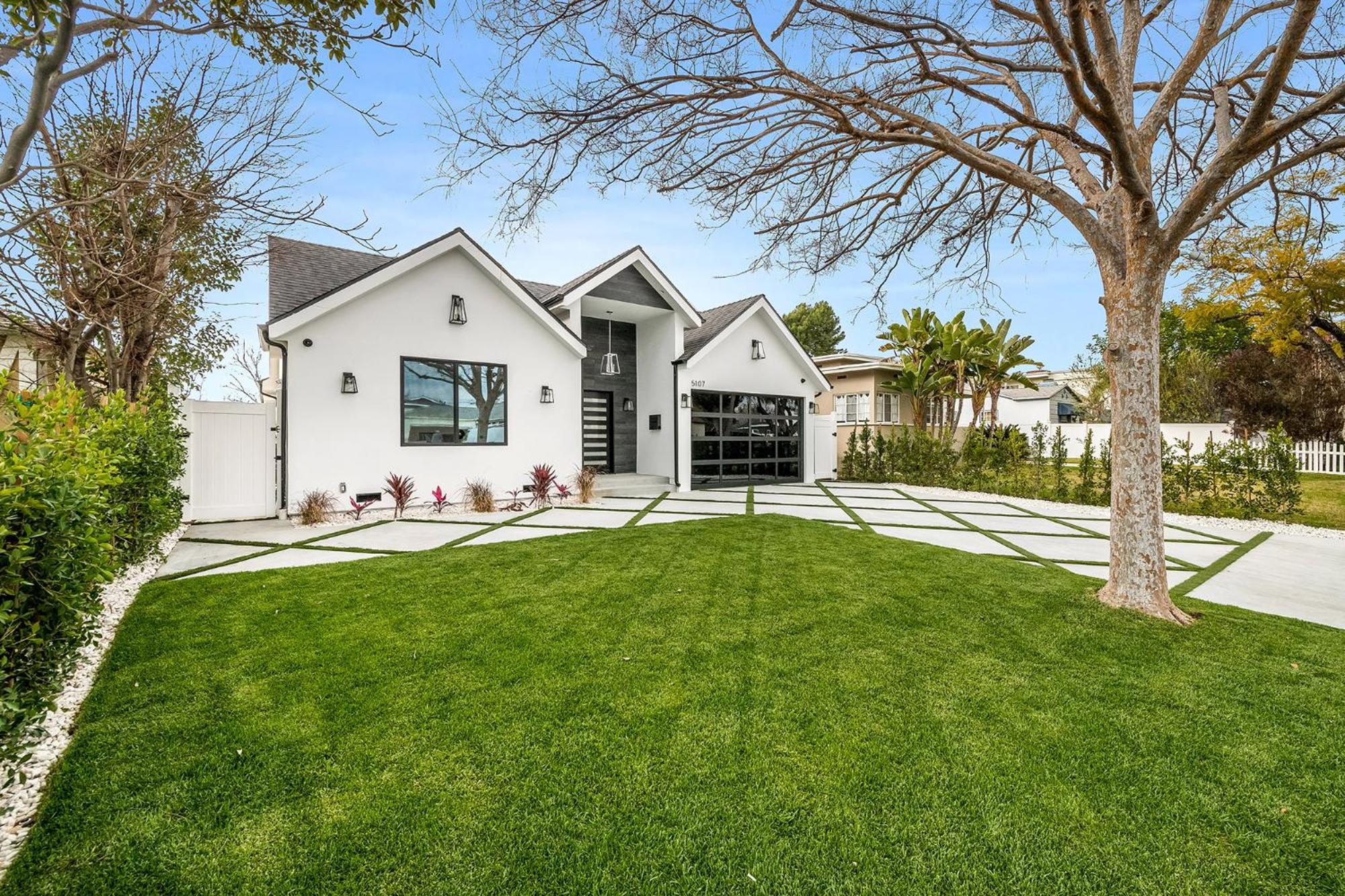 Universal Studio Stellar Home with pool and jacuzzi
