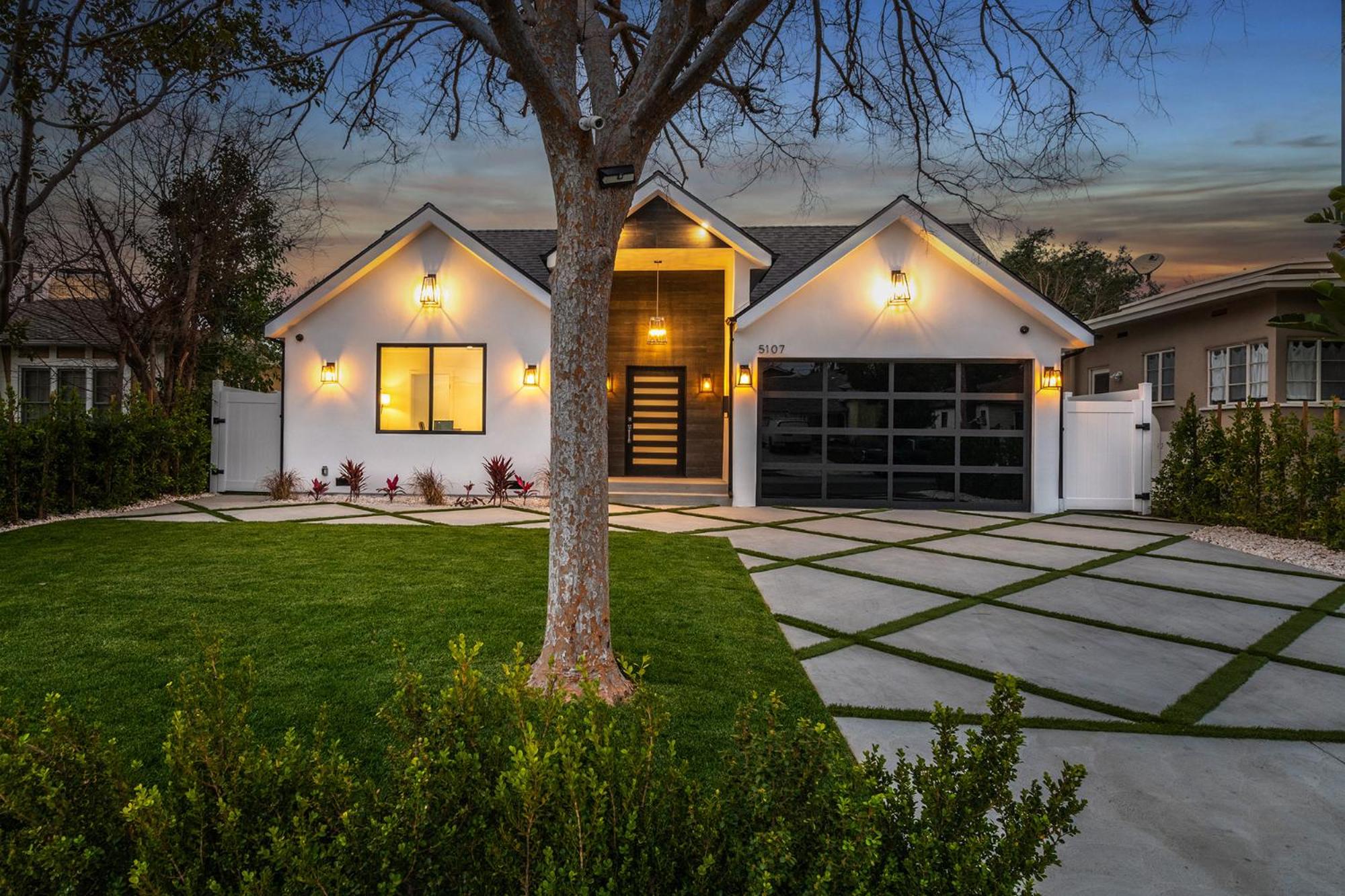 Universal Studio Stellar Home with pool and jacuzzi