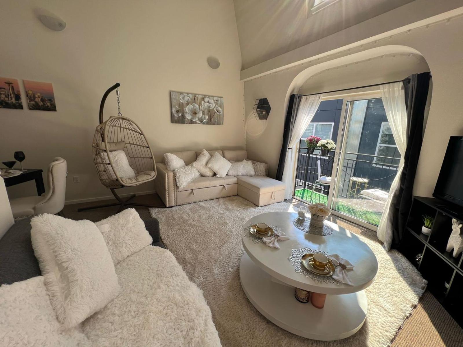 Cozy Downtown Condo Retreat with Space Needle View view 4