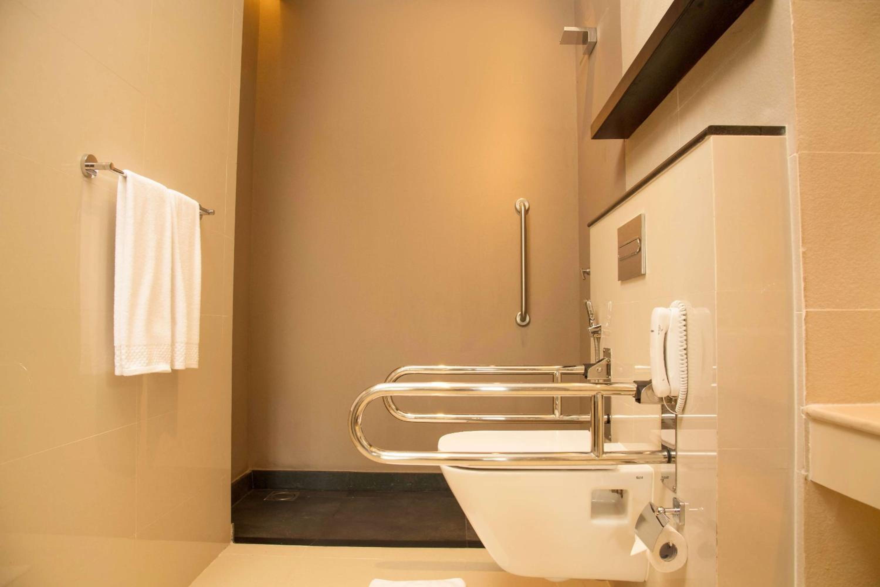 DoubleTree by Hilton Weerawila Rajawarna Resort