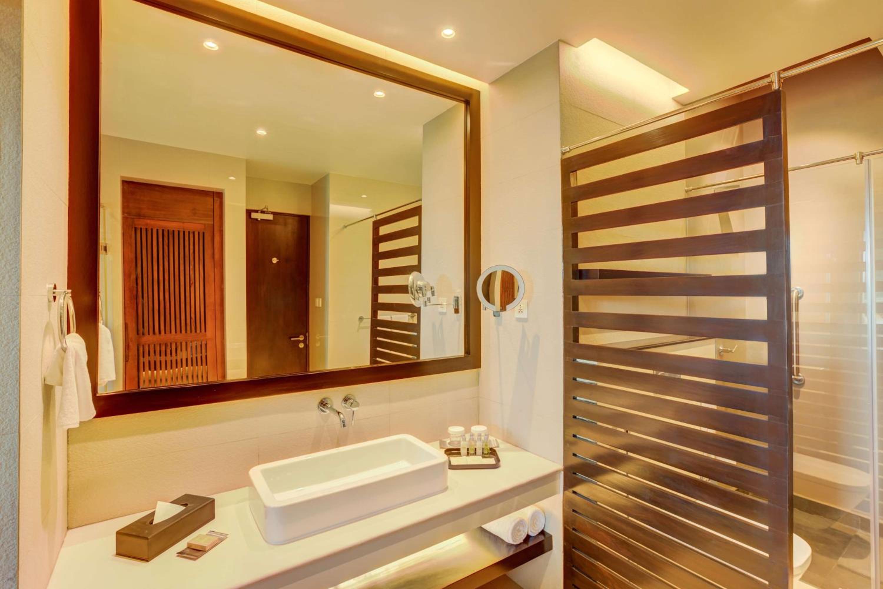 DoubleTree by Hilton Weerawila Rajawarna Resort