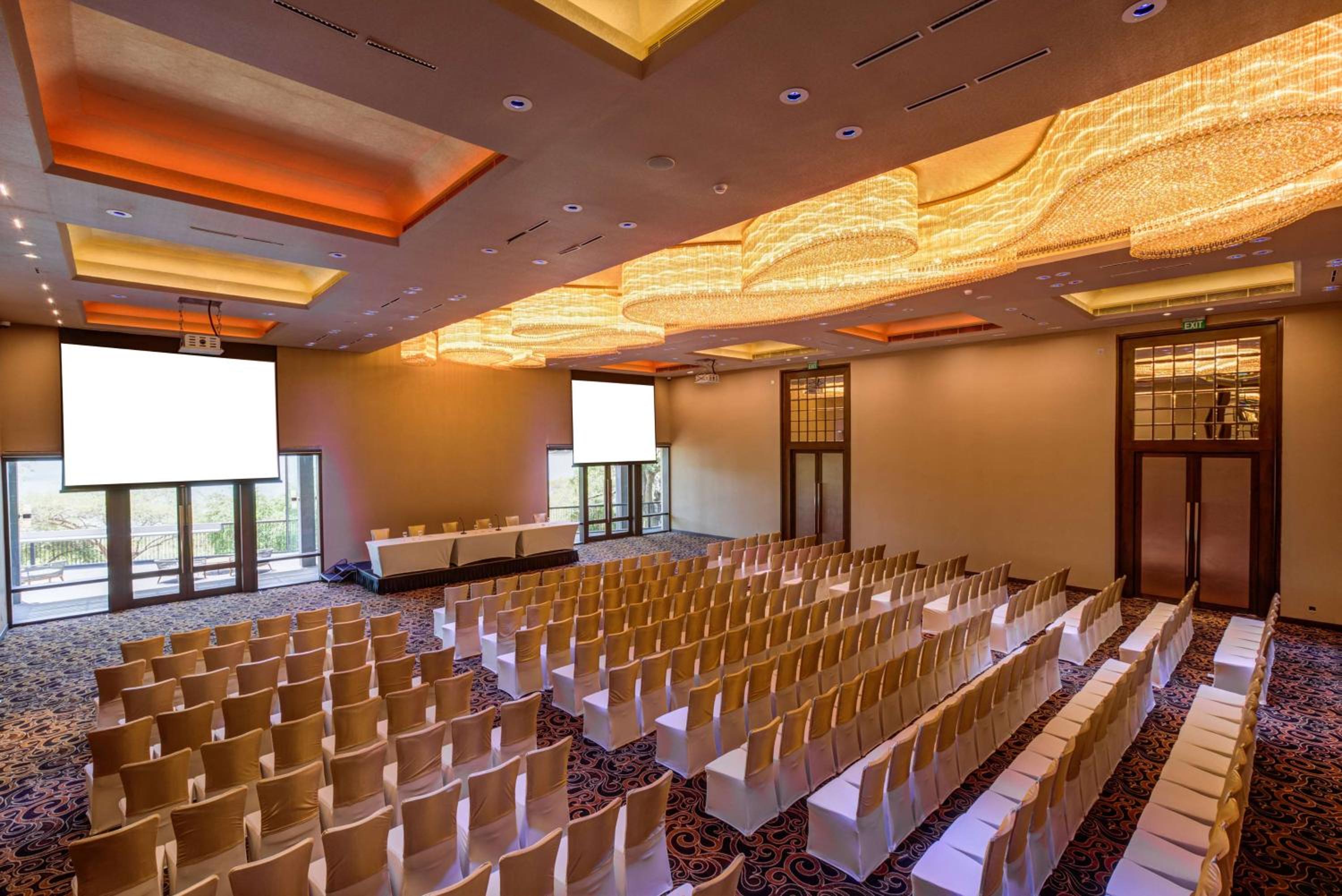 DoubleTree by Hilton Weerawila Rajawarna Resort