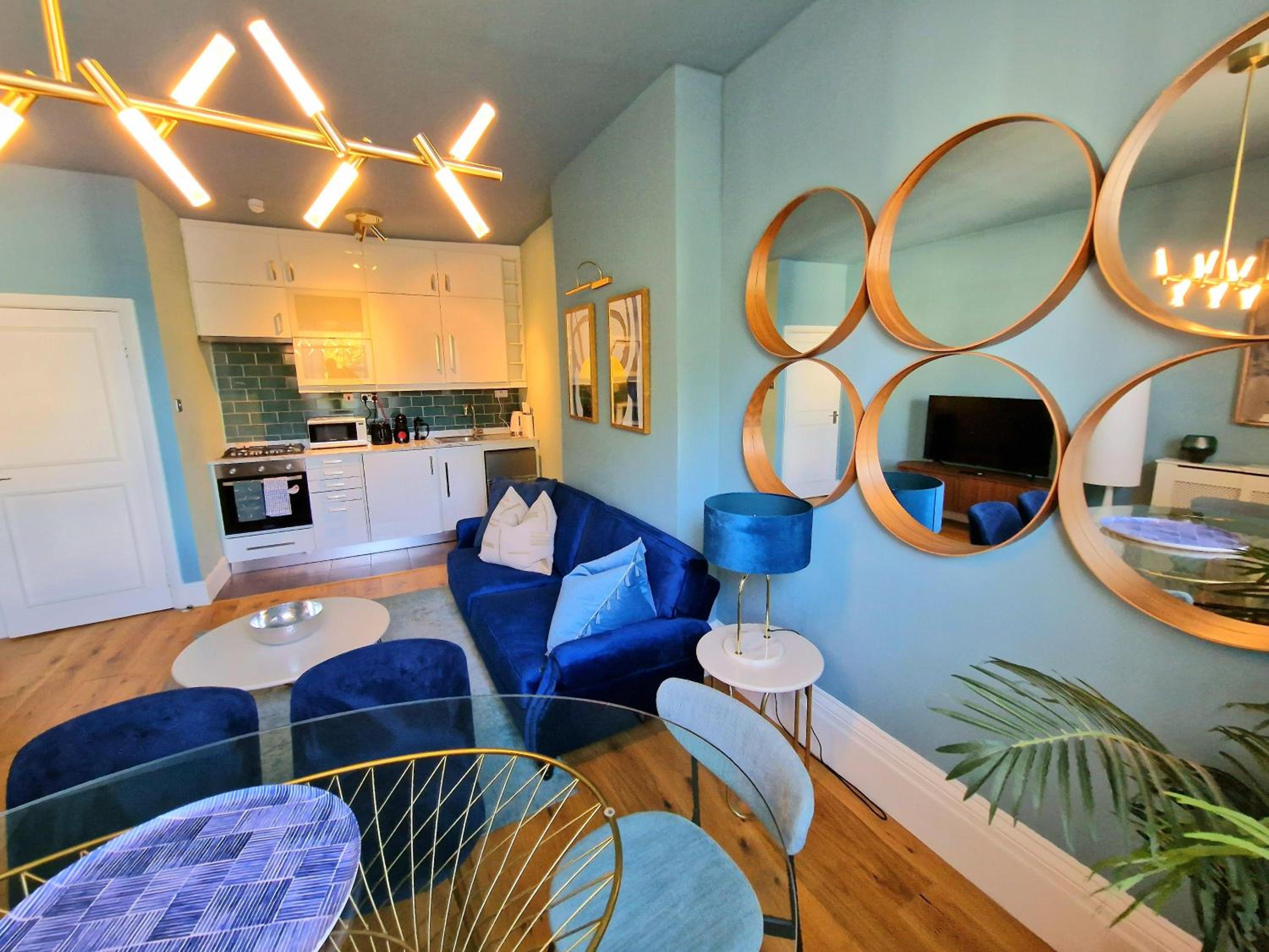 Gorgeous Hyde Park Home with Lift-Elevator Access & Nice View