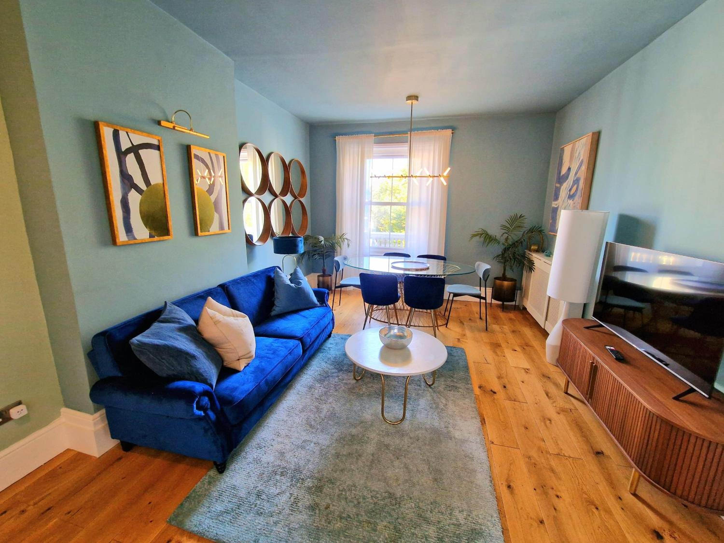 Gorgeous Hyde Park Home with Lift-Elevator Access & Nice View