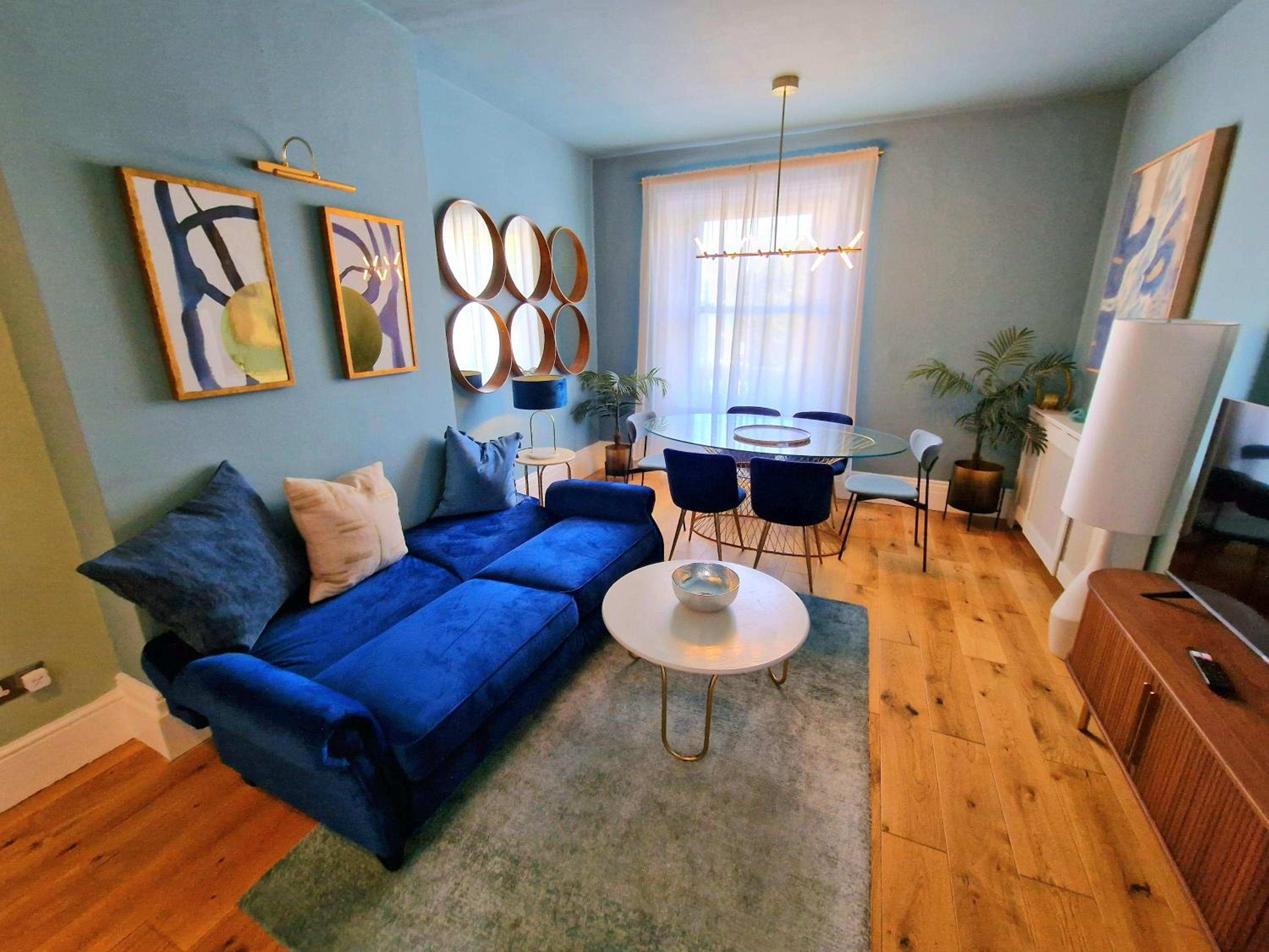 Gorgeous Hyde Park Home with Lift-Elevator Access & Nice View