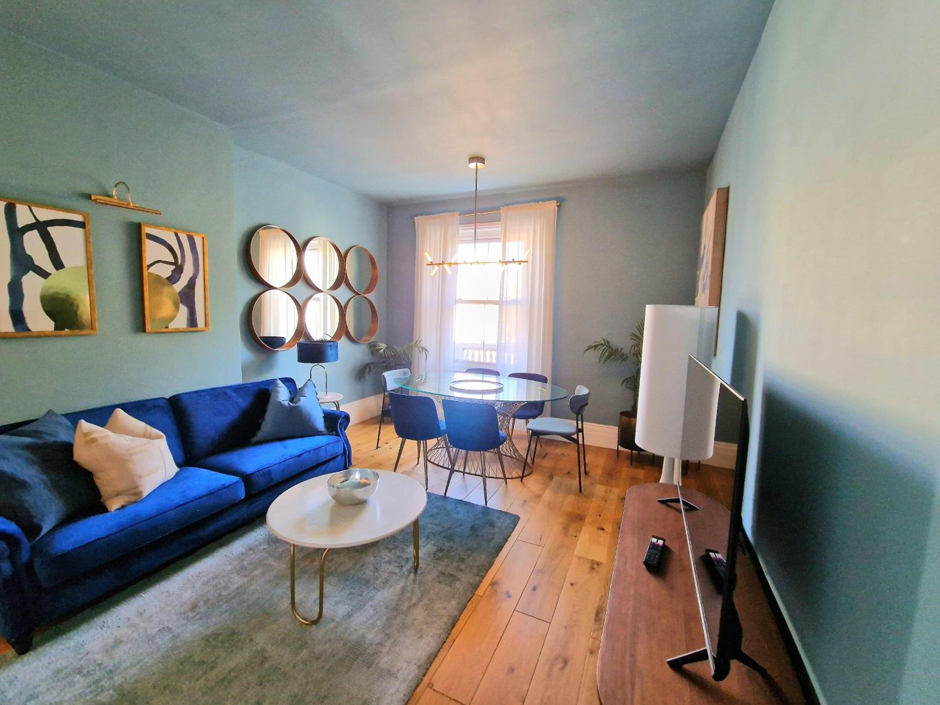 Gorgeous Hyde Park Home with Lift-Elevator Access & Nice View
