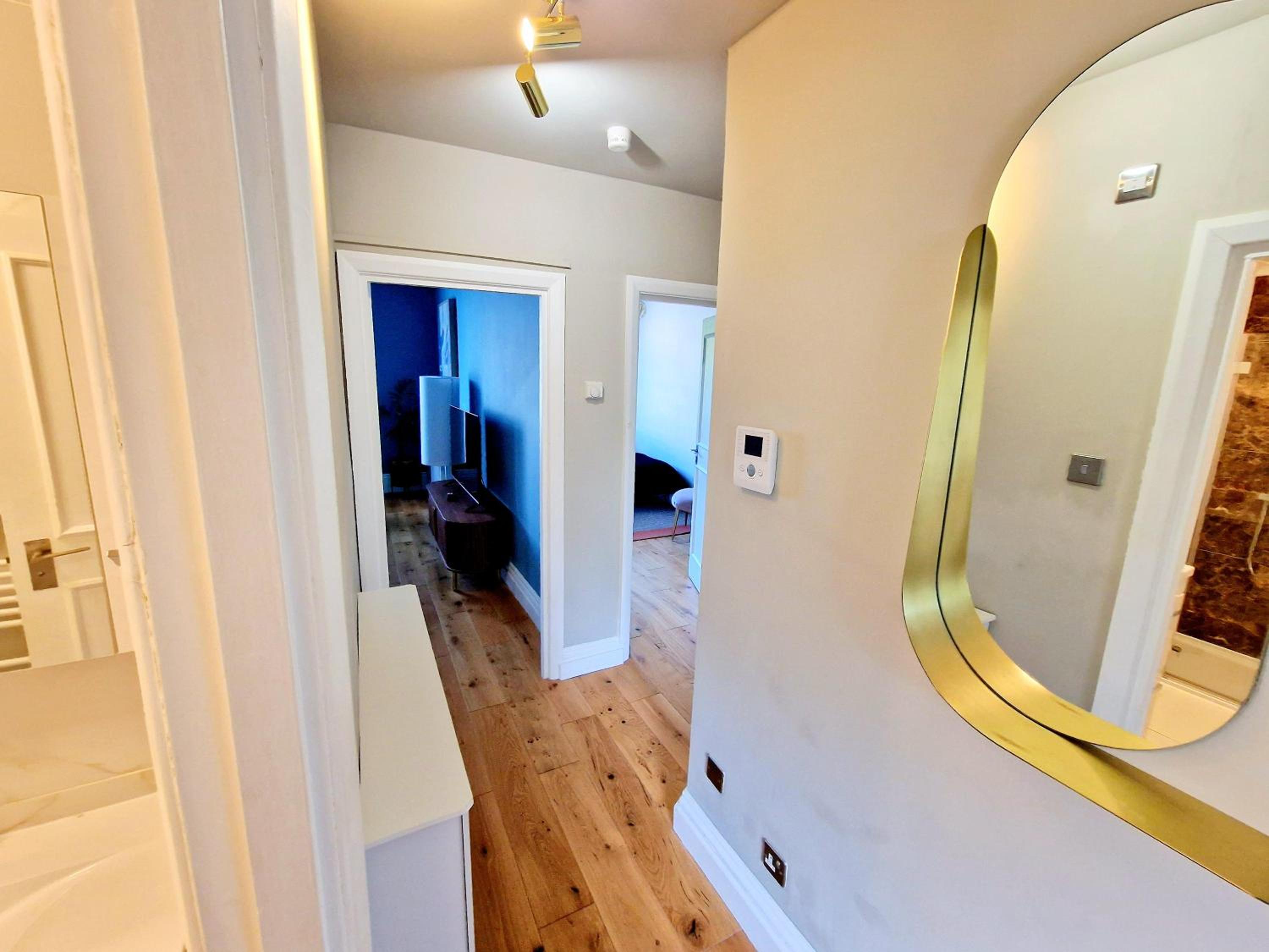 Gorgeous Hyde Park Home with Lift-Elevator Access & Nice View