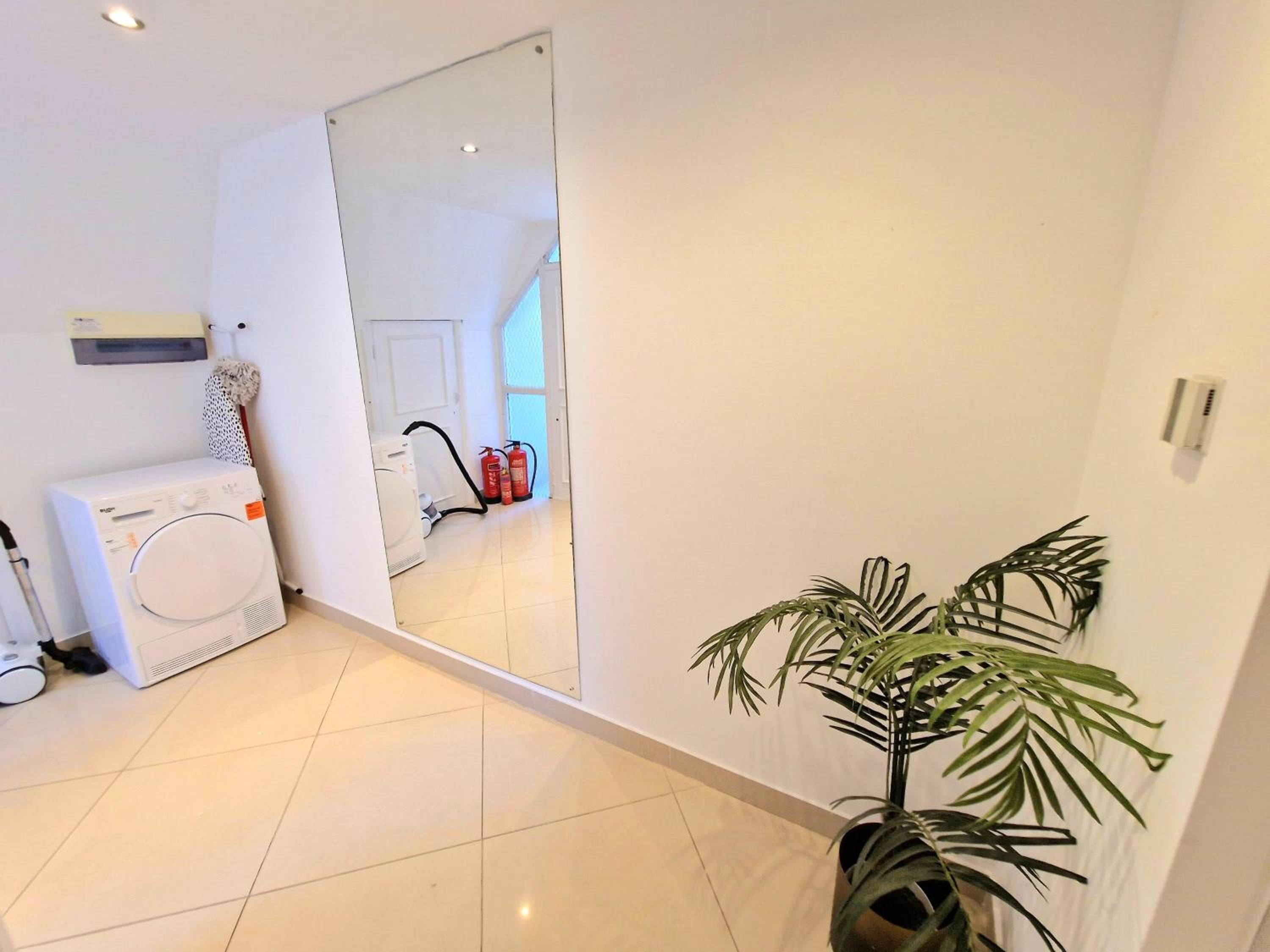 Modern Hyde Park Home with Private Entrance & Private Back Patio near Bayswater & Paddington Stations