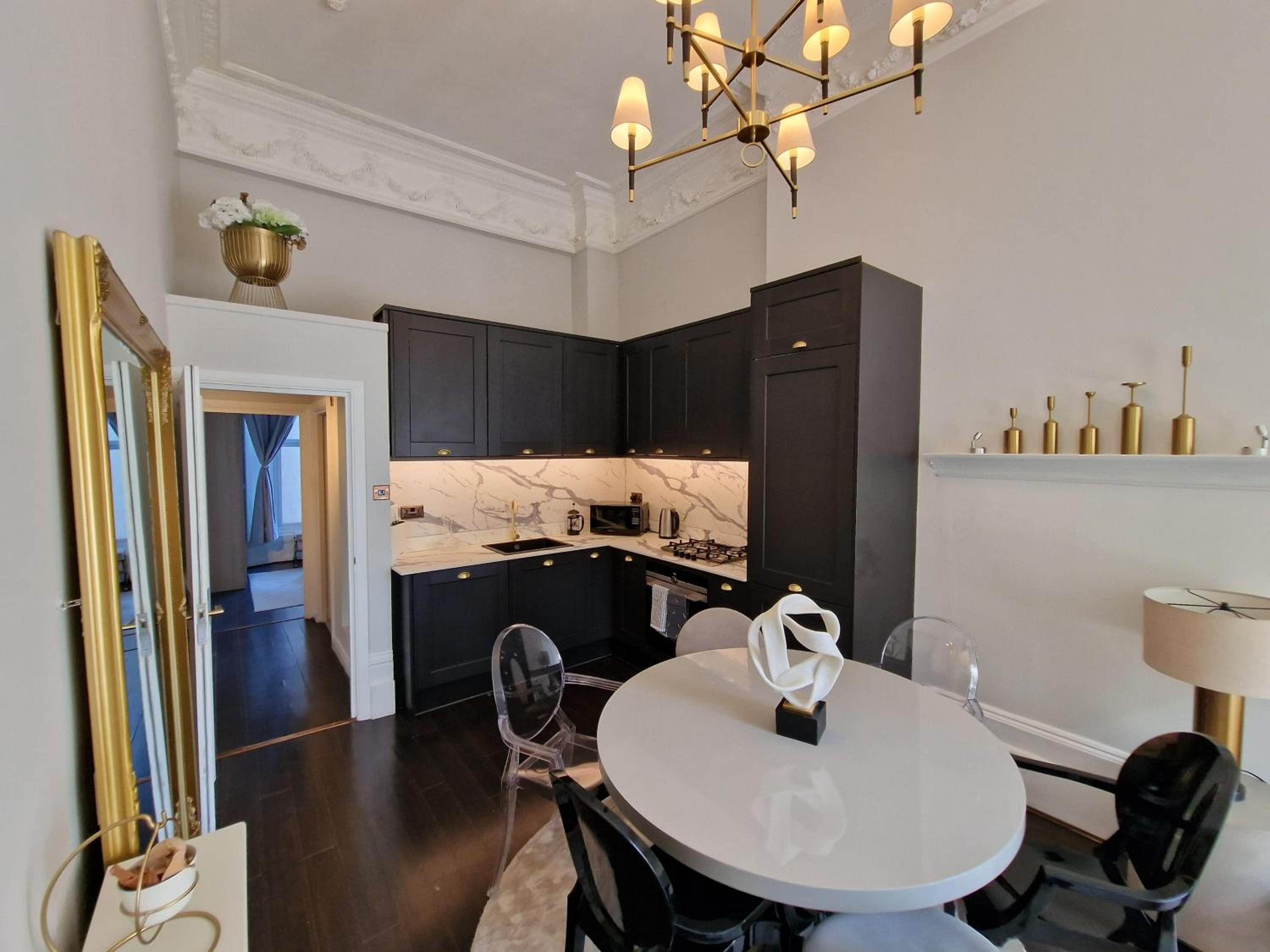 Stunning Hyde Park Home with Private Balcony & Lift Elevator Access