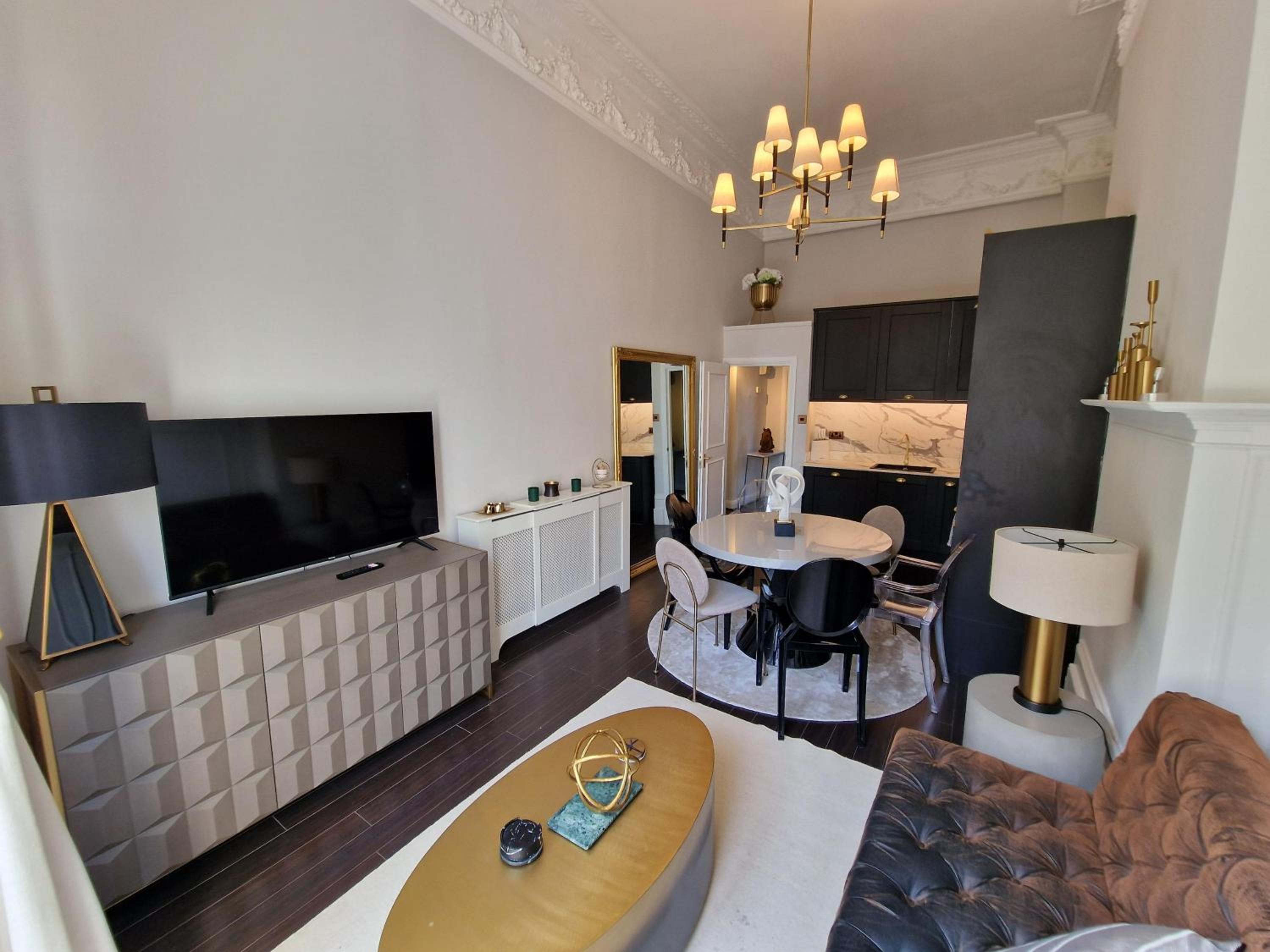 Stunning Hyde Park Home with Private Balcony & Lift Elevator Access