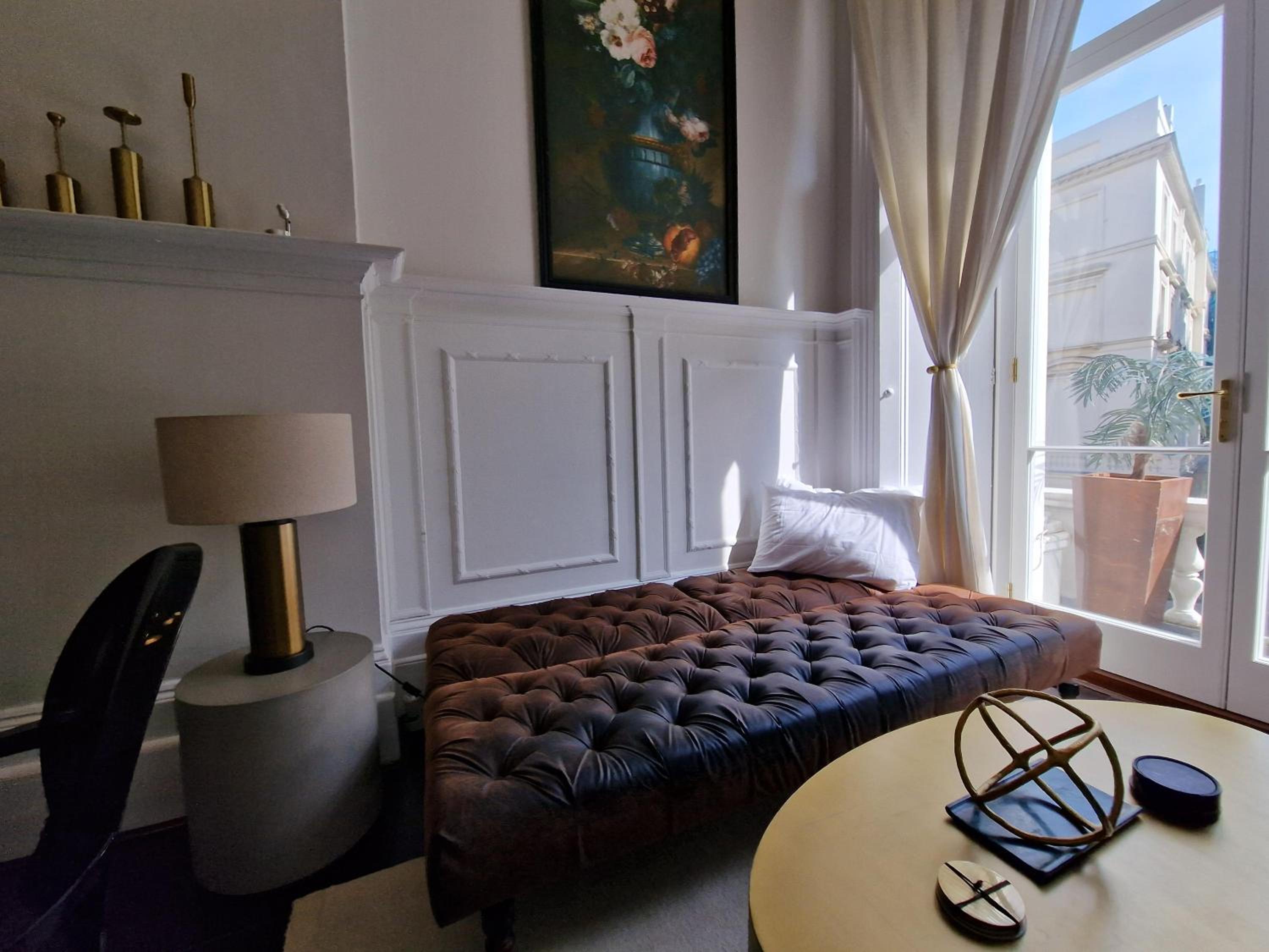 Stunning Hyde Park Home with Private Balcony & Lift Elevator Access