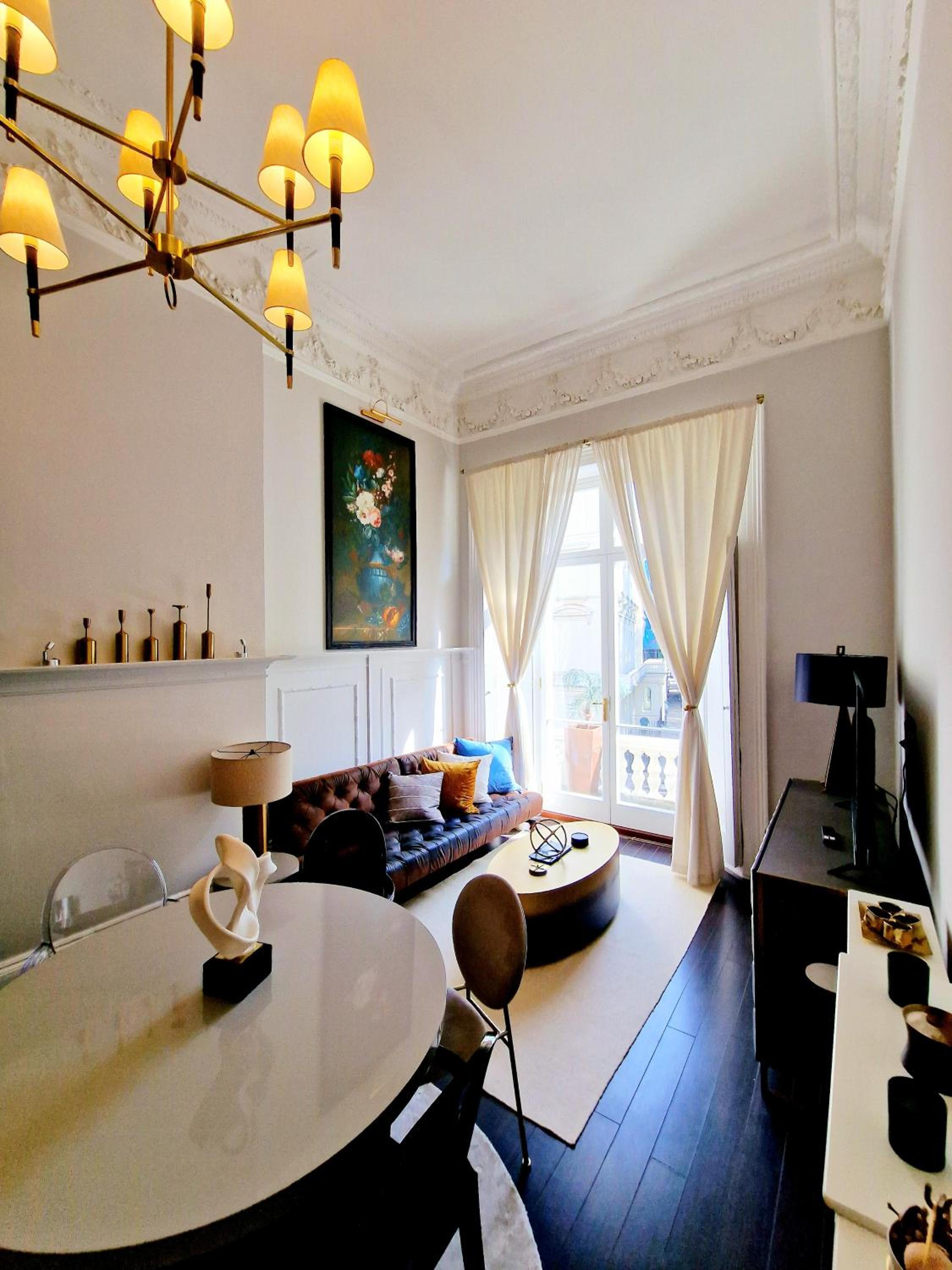 Stunning Hyde Park Home with Private Balcony & Lift Elevator Access