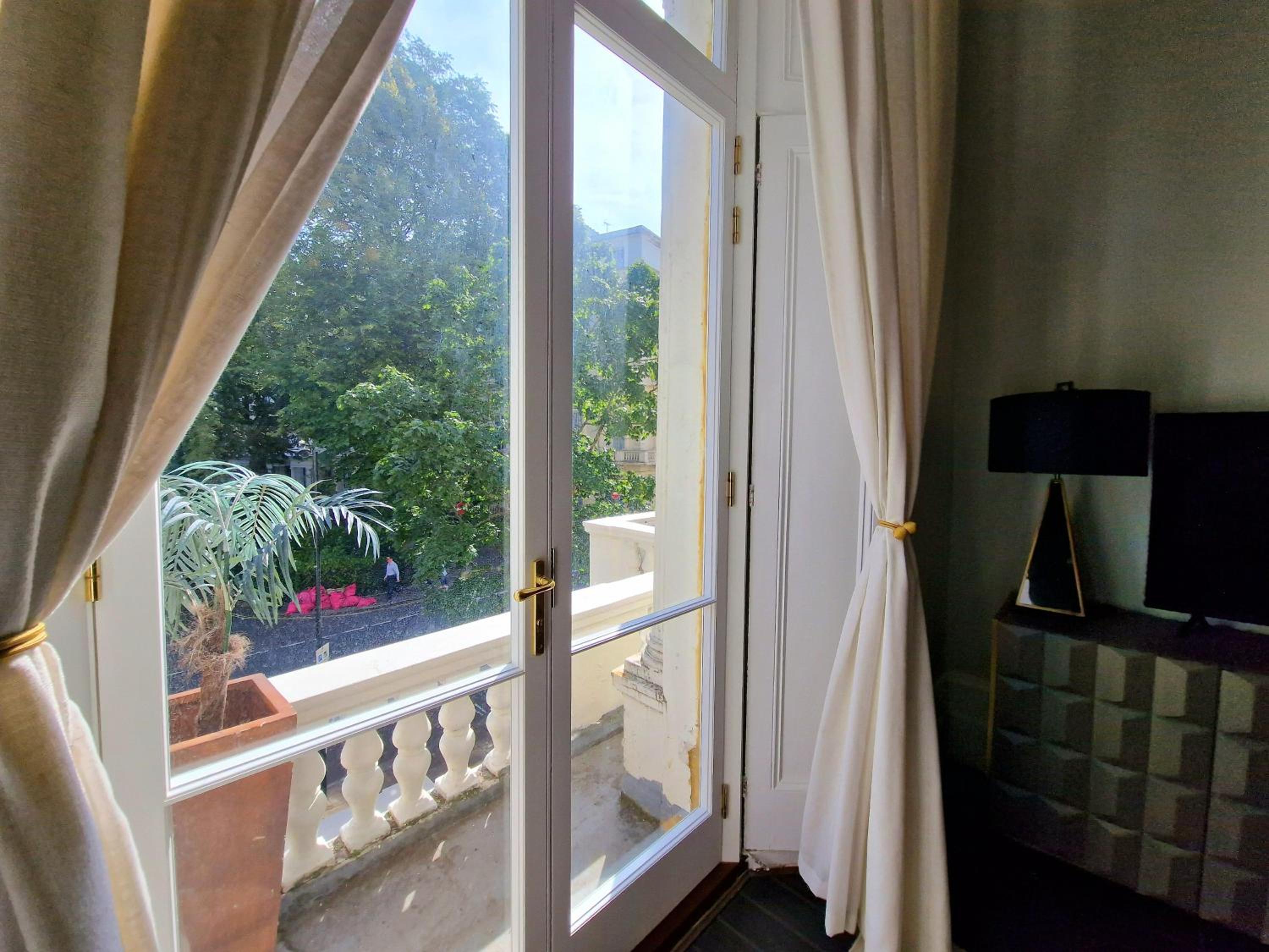 Stunning Hyde Park Home with Private Balcony & Lift Elevator Access
