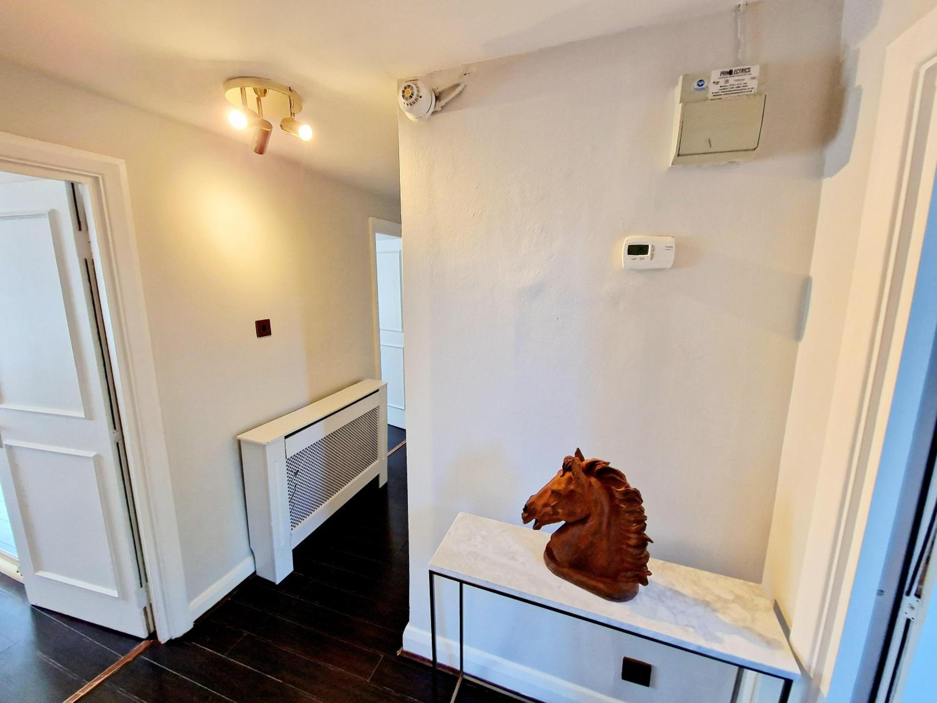 Stunning Hyde Park Home with Private Balcony & Lift Elevator Access