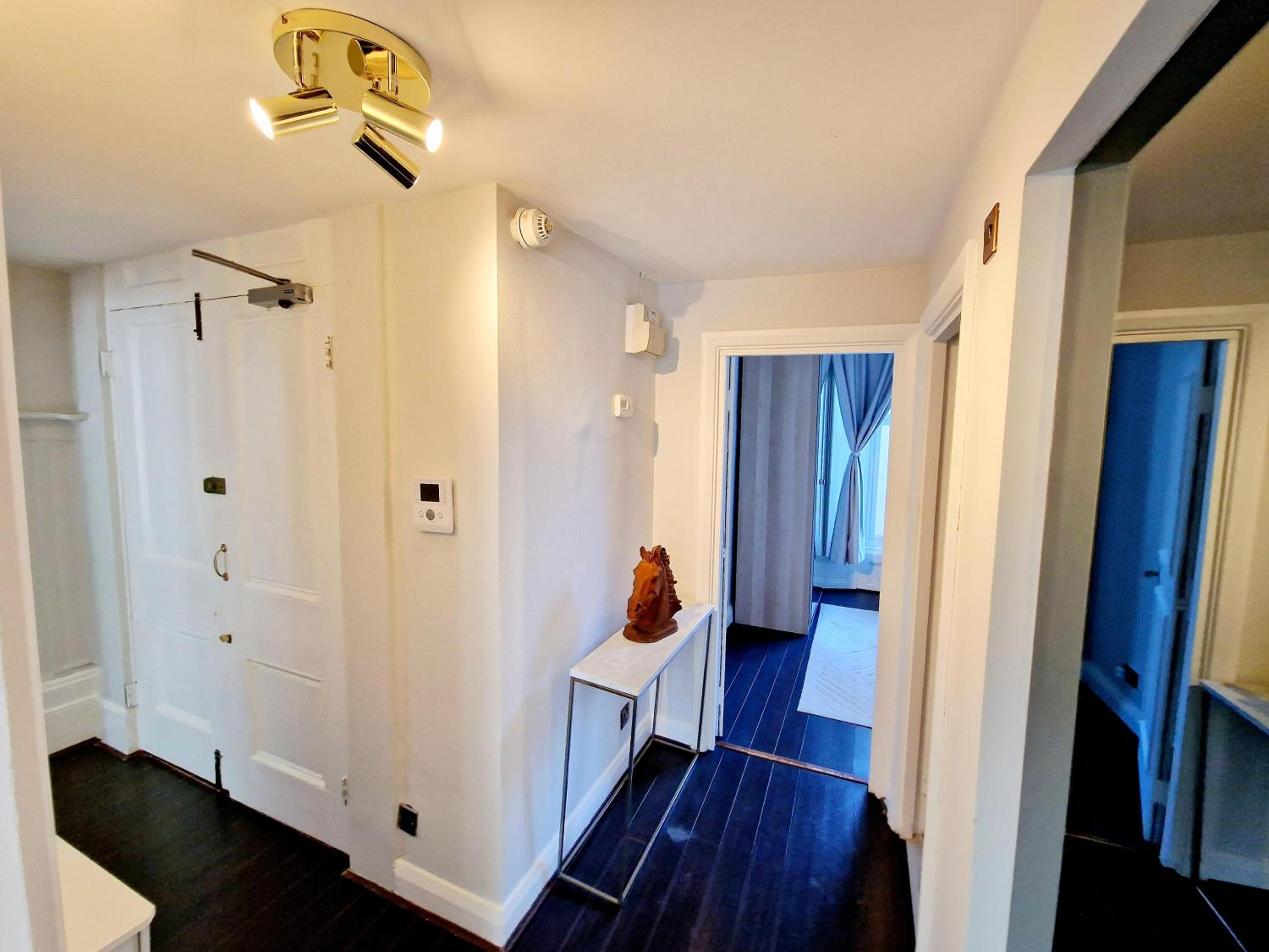 Stunning Hyde Park Home with Private Balcony & Lift Elevator Access