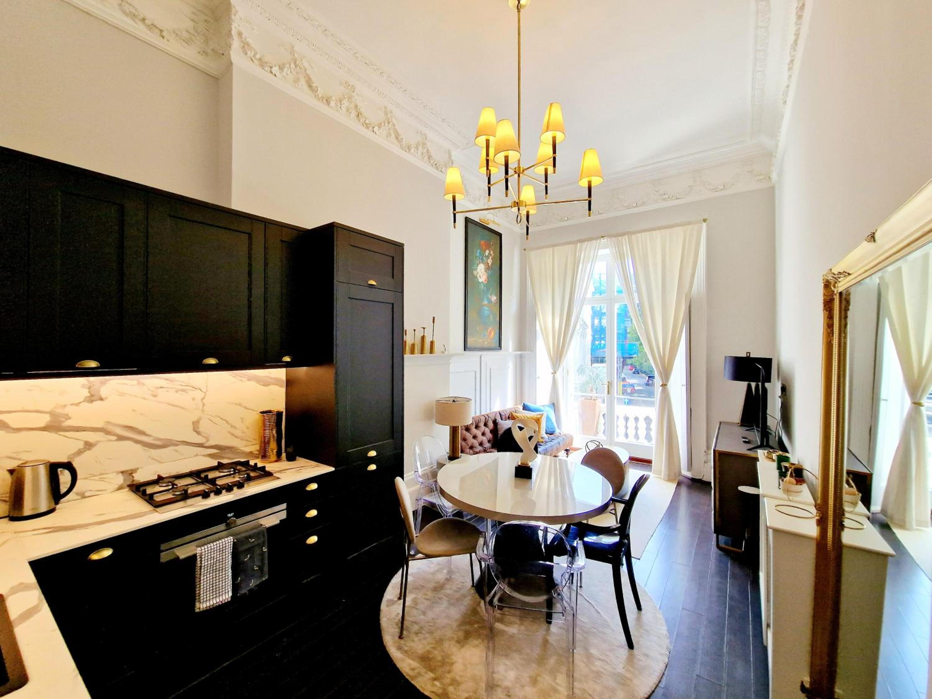 Stunning Hyde Park Home with Private Balcony & Lift Elevator Access