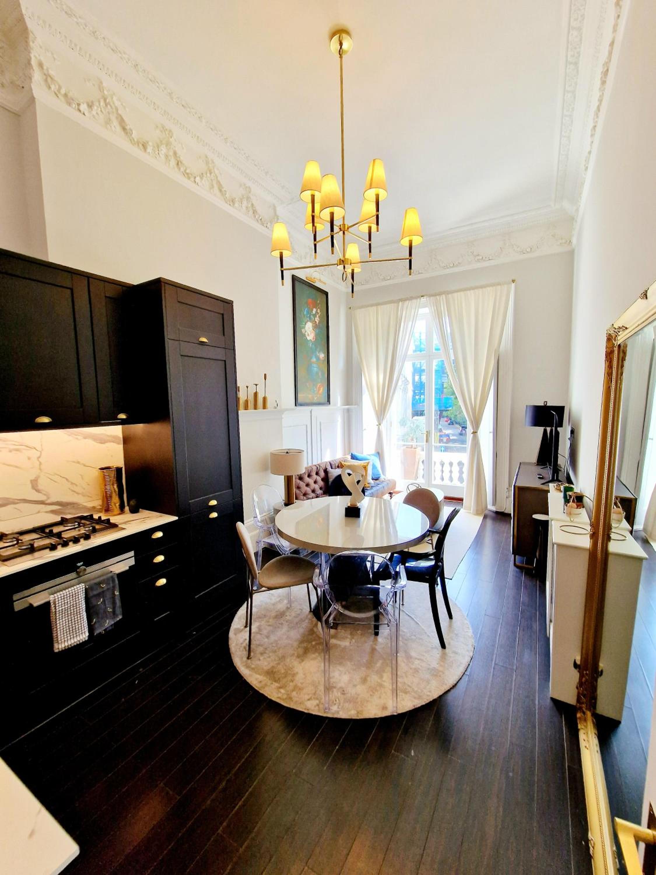 Stunning Hyde Park Home with Private Balcony & Lift Elevator Access