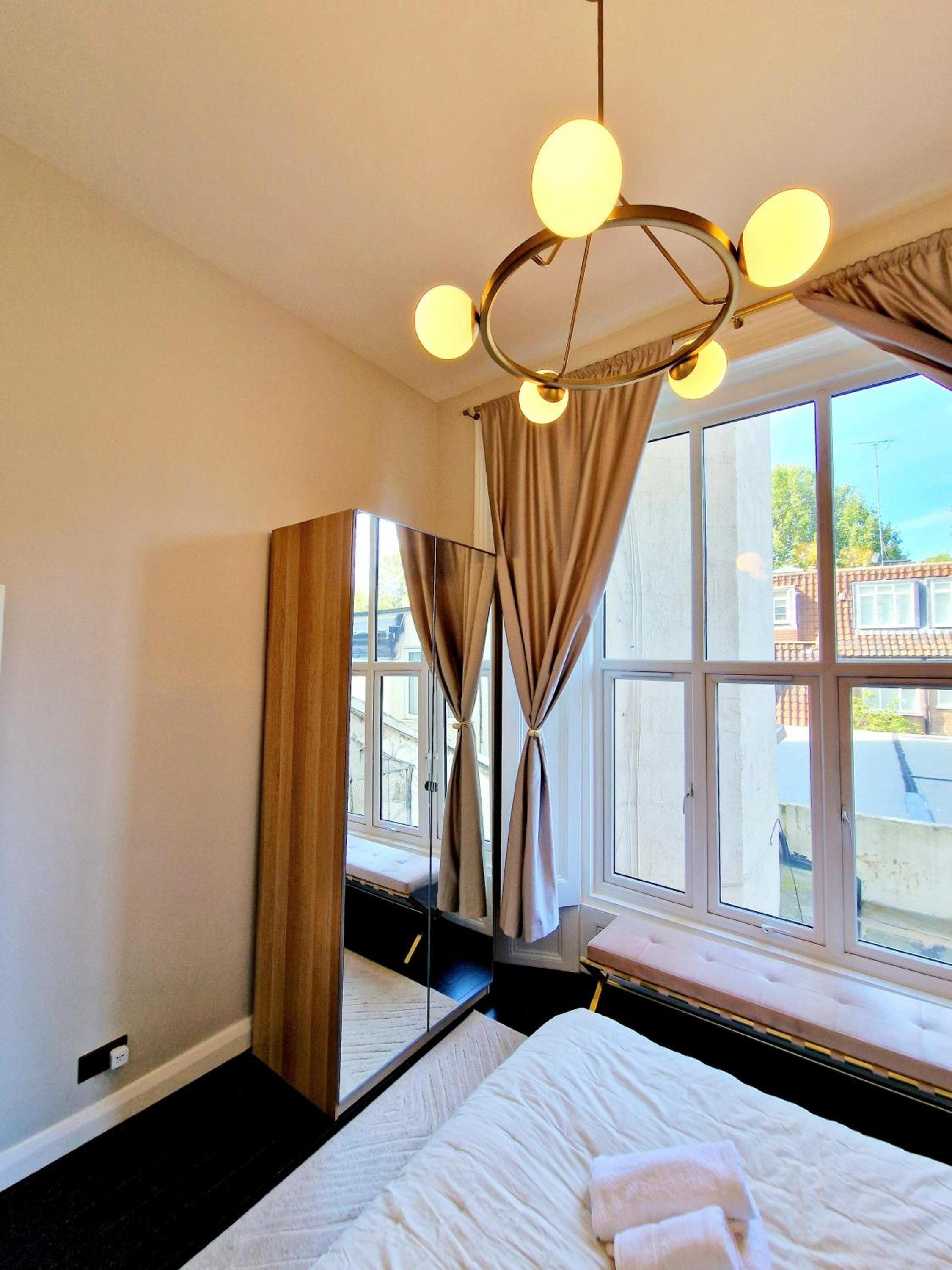Stunning Hyde Park Home with Private Balcony & Lift Elevator Access