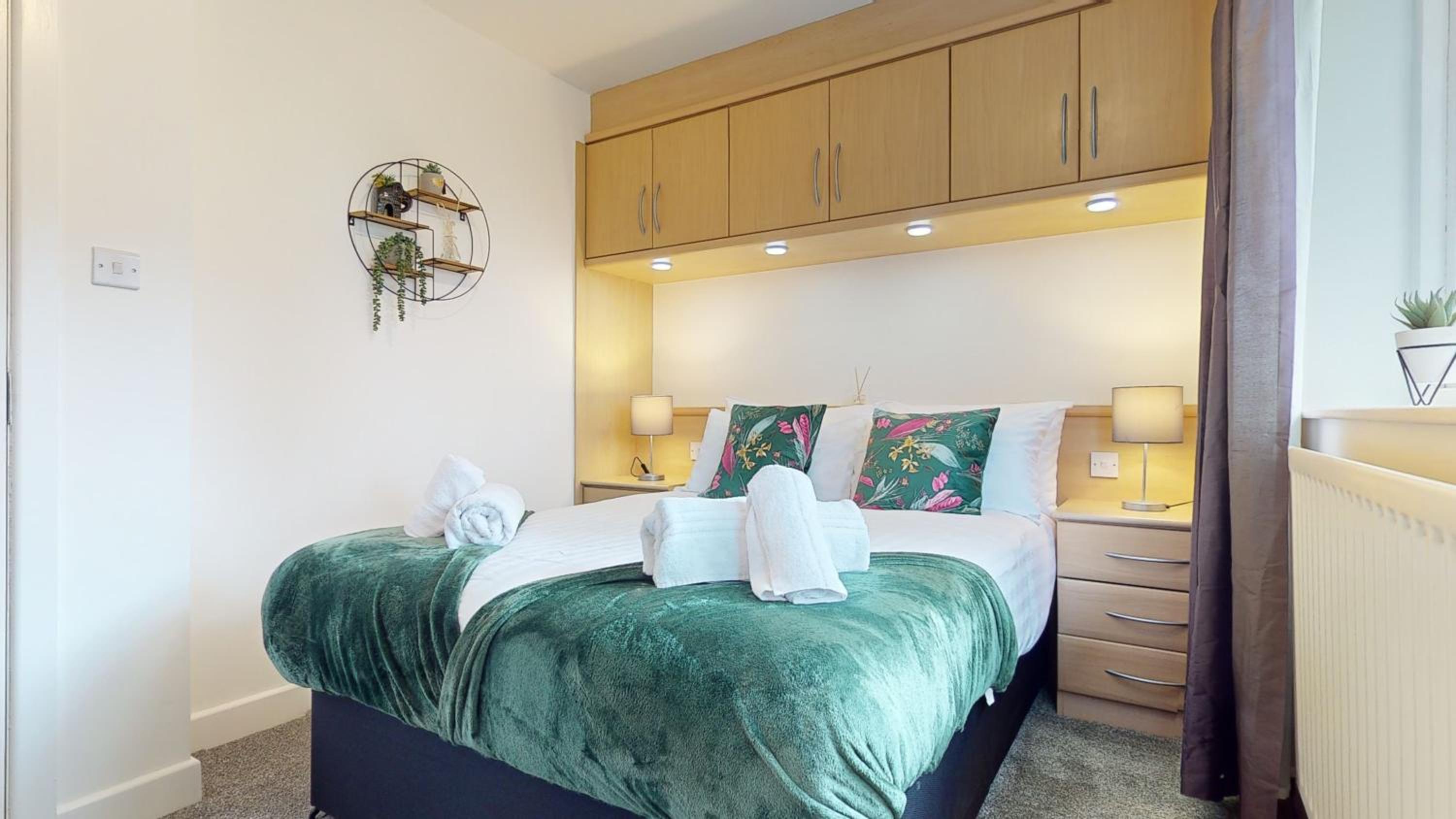 Charming 3 Bed Bungalow Parking & Wifi Business and Leisure by Jesswood Properties view 3
