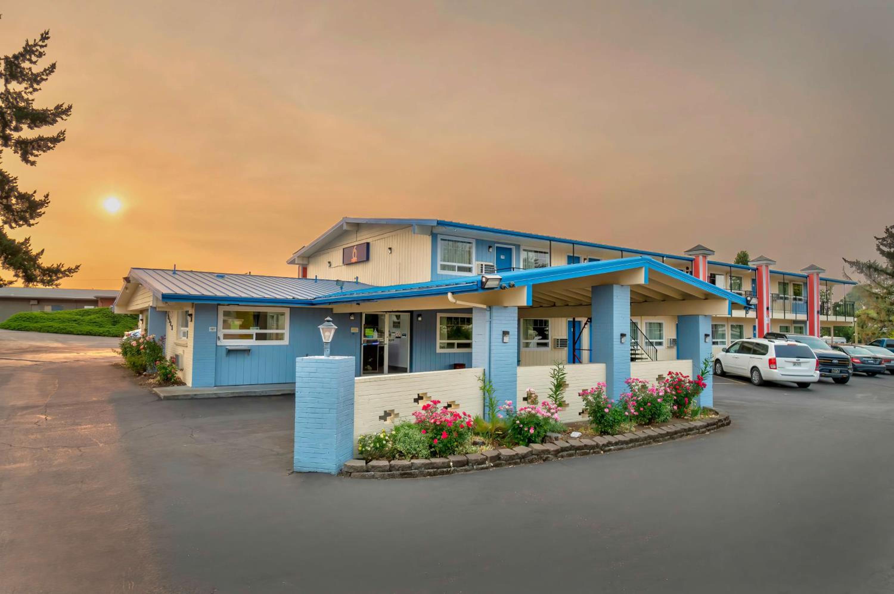 Albany Vacations - Studio 6 Suites - Albany, OR - Property Image 1