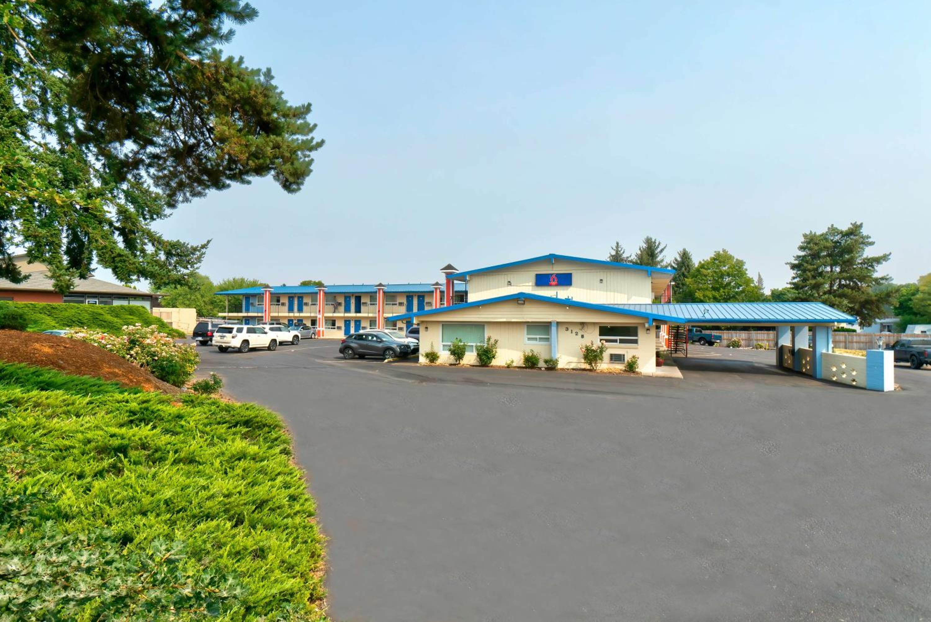 Albany Vacations - Studio 6 Suites - Albany, OR - Property Image 2